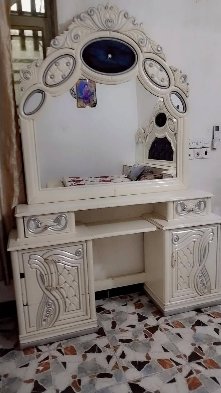 سلام عليكم ورحمة الله عندي هاي الغرفه جديده مستعمله 6 أشهر قليله سعرها مليون وميه وبيه مجال
رقمي ***********
