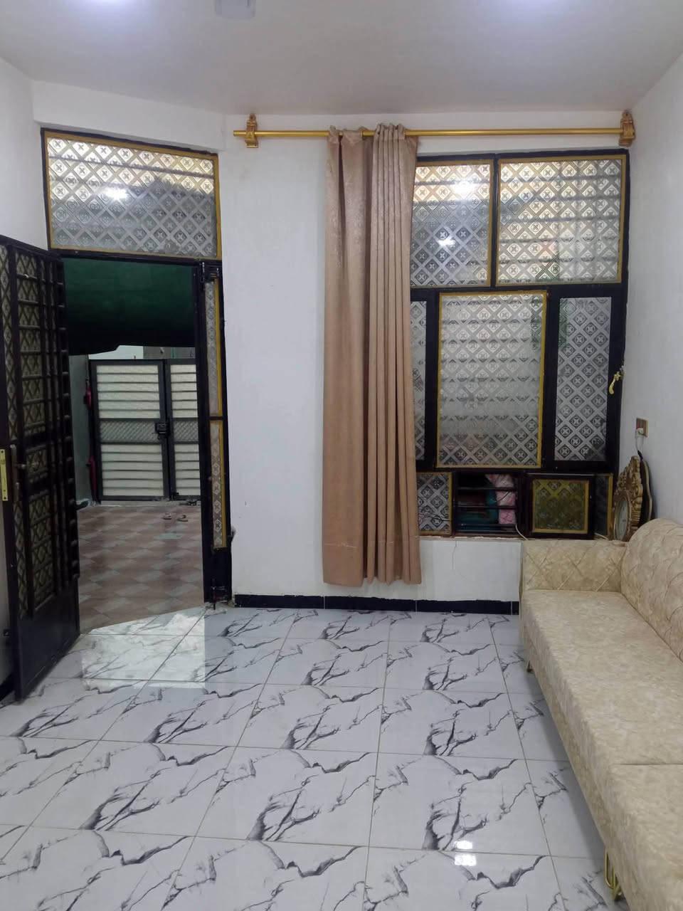 سلام عليكم عندي بيت للبيع مساحه ١٢٢ بحي ذويب الاول بيت كلش حلو مرتب وهاي صور كدامكم وبيت كلش مناسب سعر ٤٥ وبي مجال

تواصل عل هاذا رقم ***********
