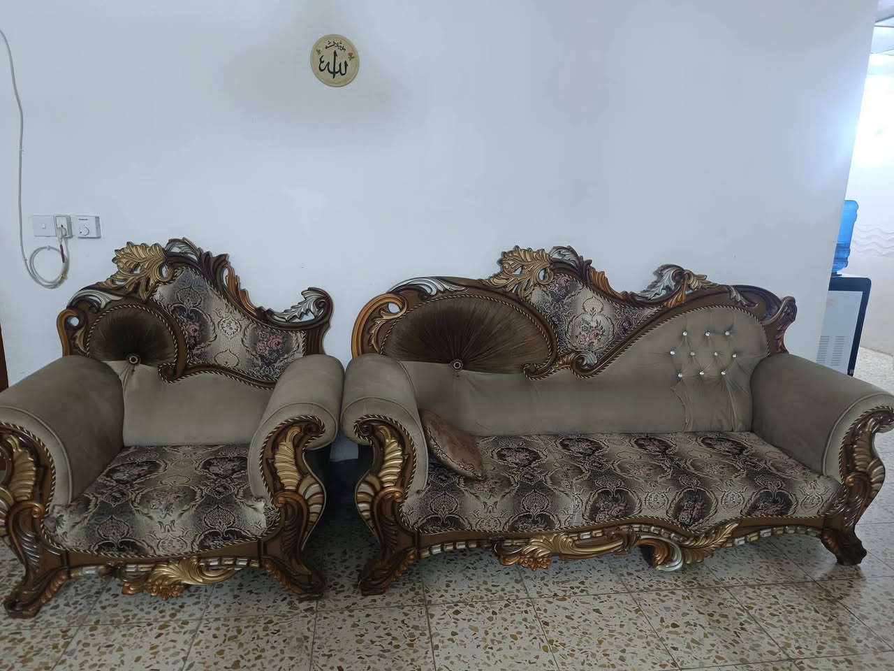 السلام عليكم
تخم صالة خشب عراقي 5 قطع نوعيه جيدة ونضيف 
السعر 550 الف وبي مجال 
الاستفسار الاتصال على ***********
