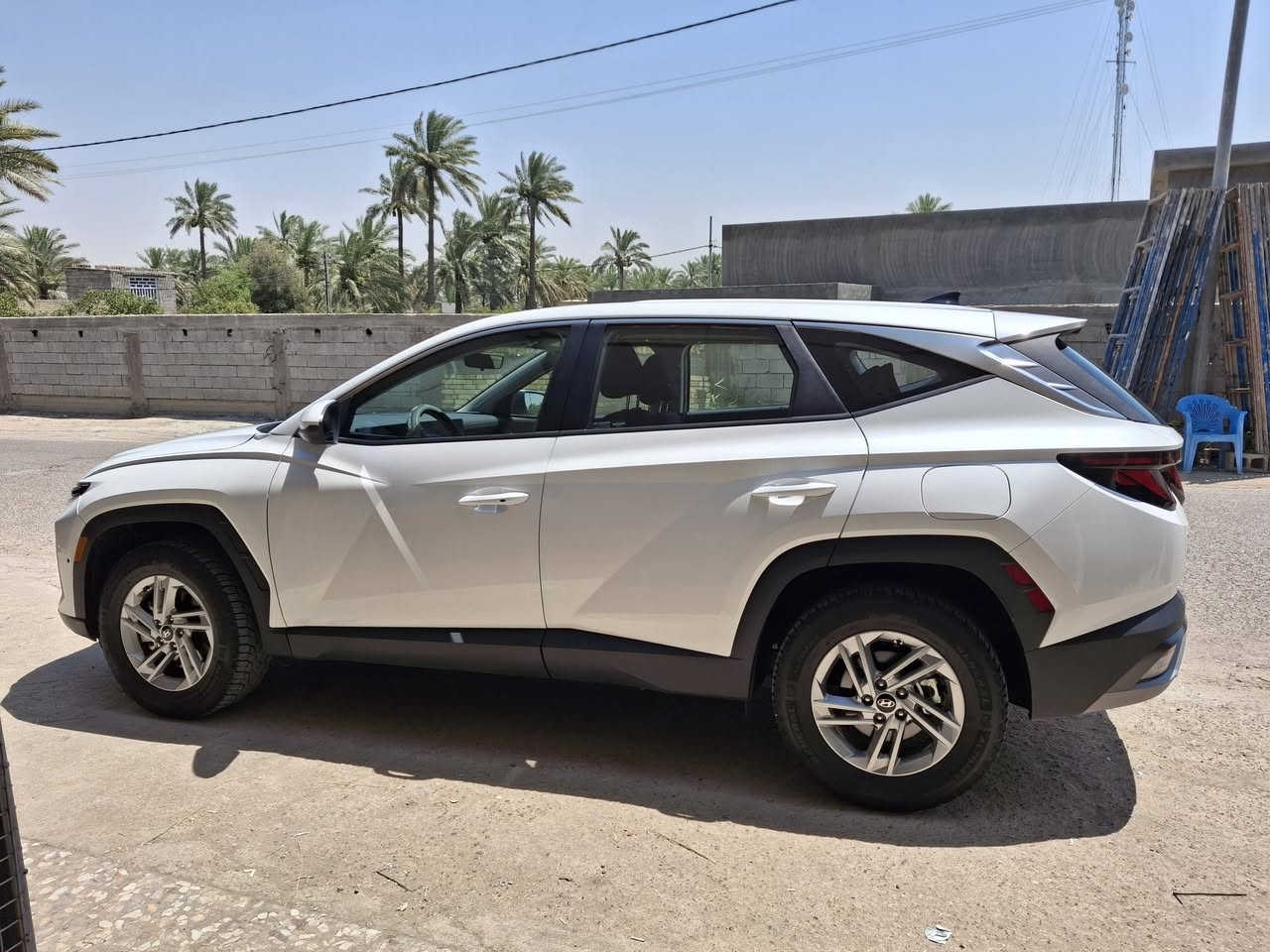 🚗 للبيع: هيونداي توسان SE موديل 2025 🚗
المواصفات والبيانات:
​الموديل: 2025
​الفئة: SE
​اللون: أبيض ملكي
​العداد: 14,000 كم فقط
​الرقم: لوحة واسط (ألمانية)
​المحرك: 2500 (4 سلندر) - 187 حصان / كير أوتوماتيك 8 سرعات
​المميزات والتقنيات:
​شاشة تفاعلية مع دعم Apple CarPlay و Android Auto
​كاميرا خلفية + حساسات
​أنظمة أمان ورادار متكامل (تحديد مسار، كبح طوارئ، مثبت سرعة ذكي)
أوضاع قيادة متعددة 
اللايت الخارجي اوتوماتيك عالي واطي 
​ويل كب ألومنيوم قياس 17 بوصة وإضاءة Bi-LED
​الأوراق والتفاصيل القانونية:
​السيارة مسجلة باسم (والدة شهيد).
​جاهزية تامة لأي ضمان يطلبه المشتري: وكالة، مكاتبة، أو أي إجراء قانوني يضمن كامل الحقوق.
​الحادث: وضعيّتها والحادث موضحان بالصور المرفقة مع المنشور.
الضربة ما واصلة للشاصي فقط الدعامية البلاستيك كما واضح في الصور 

​💵 السعر: 210 ورقة (21,000 دولار)
📍 المكان: واسط - الصويرة
📞 للتواصل: ***********

