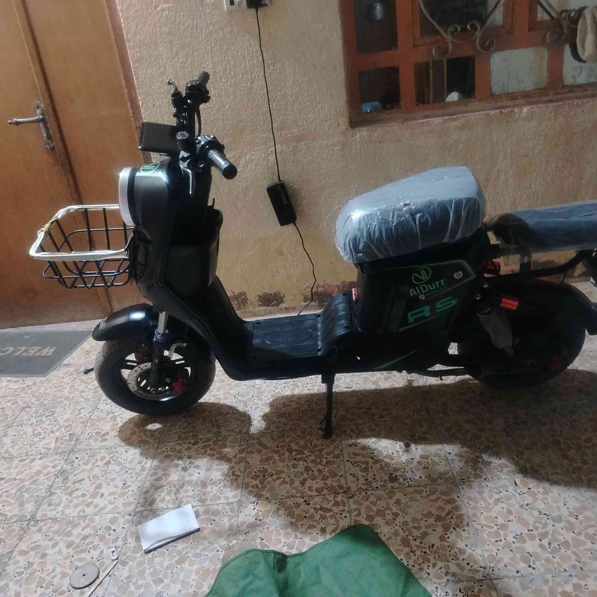 دراجه شحن  سعر 400 وبيه مجال ما ناقصه شي دراج حلوه ونضيفه لريد هاذه رقمي بس وساب                                  +964 778 033 4143    البصره کرمه علي
