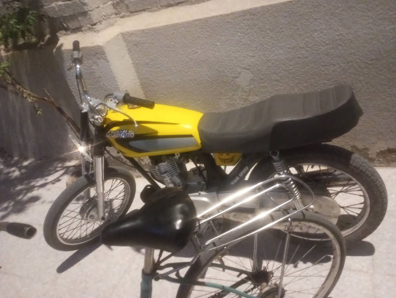 سلام عليكم للبيع سيجي نامه  محرك مامفتوح مامفتوح بعده جديد بس بيه تبخير كلش ضعيف نوب طلع نوب لا الدراجه نضيفه شوفت عينك السعر 550 قفل بصره ابو الخصيب رقم ***********

