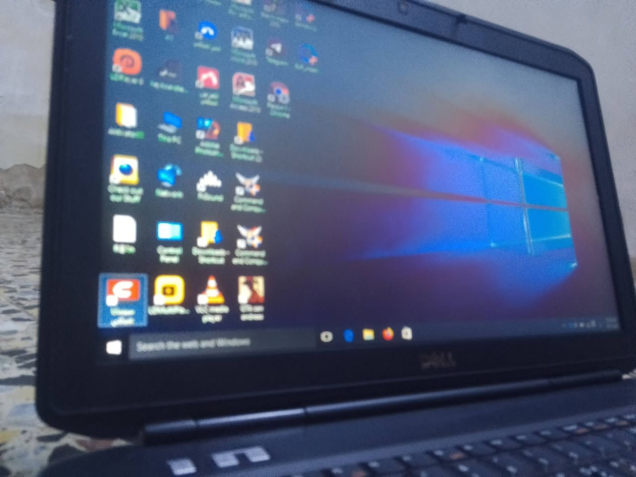 سلام عليكم لابتوب DELL للبيع
مواصفات// لابتوب  دل جيل الثالث معالج كور i7  رام
 4 وقابل الزياده وحجم شاشه 16 وايضآ توجد فيه كامره اماميه للمكالمات أو تصوير لابتوب نضافة 95 ٪ جهاز يدعم كل التطبيقات تواصل الاجتماعي مثل ما موضح يمكم ويشغل فودو وسينمانا بدقة 1080 HD واليوتيوب بدقة 2k ويدعم ألعاب و يجي وياها شاحنه اصليه وجنطهة لابتوب سعر (210) وبيها مجال حك جيه //مكاني بغداد _ البلديات //لا يوجد توصيل متواجد خاص
