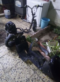 دراجة بطة كوم حديد يحتاج بس ضفيرة المكينة شغالة عقل وكتف موجود سعرهة ٥...