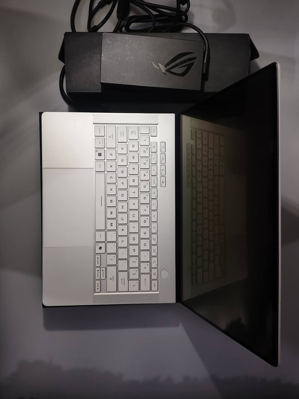 Asus Zephyrus g14 - 2025
* المعالج: AMD Ryzen™ 9 270 (8 أنوية، حتى 5.2GHz)
 * كرت الشاشة: NVIDIA® GeForce RTX™ 5060 (8GB GDDR7)
 * الشاشة: 14 بوصة OLED بدقة 3K بتردد 120Hz
 * الذاكرة (RAM): 16GB LPDDR5X (مثبتة)
 * التخزين: 1TB NVMe PCIe 4.0 SSD
 * البطارية والوزن: 73Wh | الوزن 1.5 كجم
 * المنافذ: USB4 (Type-C)، USB-C، منافذ USB-A (x2)، HDMI 2.1، قارئ MicroSD، ومنفذ 3.5mm
 * الاتصال: Wi-Fi 7 + Bluetooth 5.4
*الكارتونة والشاحنة الاصلية ، الشاشة اي خدش مابيها ولا اي ديد بكسل والنظافة موضحة بالصور

مكاني بغداد
***********

السعر : مليون و 850 الف
