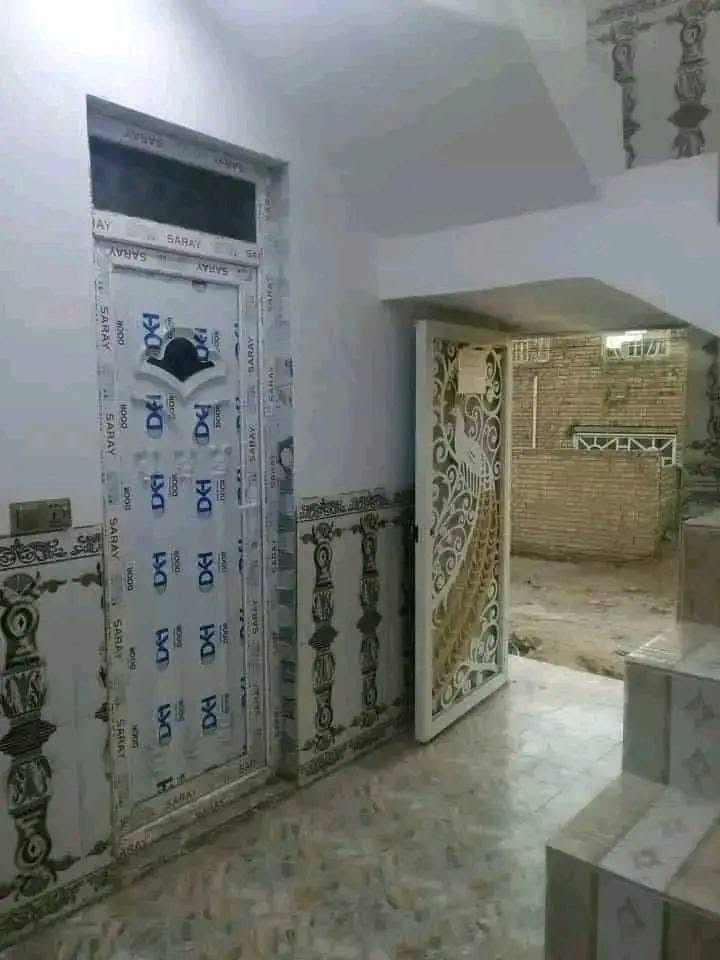 يوجد بيت للبيع مساحته 100 متر ركن كونكريت طابقين طابق الأول متكون من غرفة وصاله ومطبخ وبراني وصحيات داخليه وخارجيه وطابق ثاني غرفتين وصاله وحمامات السعر خاص والشراي بيه خير ويدلل ***********واتساب متواجد
