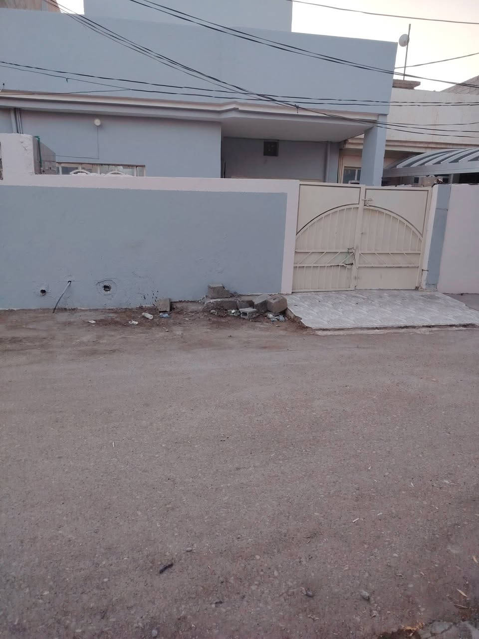 دار للبيع المساحه ١٦٠ سند ٢٥ المكان حي معلمين خلف الجامع شارع أبو نيران بل زاعي يتكون الطابق الأول من استقبال ومطبخ و صاله وغرفه نوم وحده وصحيات وطابق يتكون من غرفتين نوم وبيتونه السعر ١٣٥ وبي مجال الاستفسار على هذا الرقم ***********
