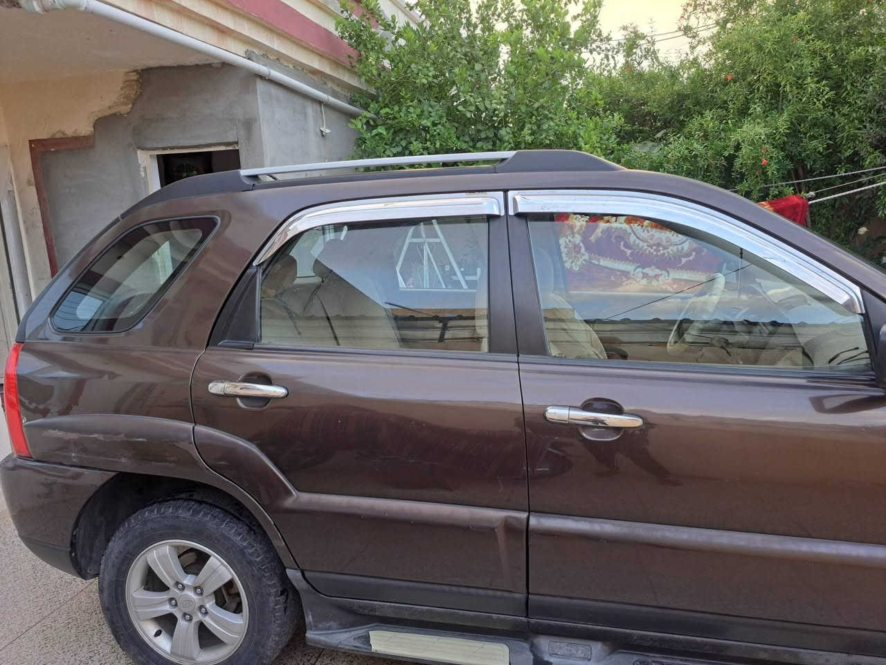 للبيع: كيا سبورتج 2010 - خليجي نظيف جداً 🚗
المواصفات:
​الموديل: 2010.
​الوارد: خليجي.
​اللون الخارجي: جوزي (بني).
​اللون الداخلي: بيجي.
​المميزات: فتحة سقف، شاشة أيباد متطورة.
​اللوحات: رقم أربيل، السنوية والارقام باسمي ومجددة لغاية 2028.
​الحالة العامة للسيارة:
​الصبغ: السيارة مكفولة من الصبغ تماماً.
​الملاحظات:
​يوجد تكحيل بسيط جداً في (الجاملغ، البنيد، والباكلايت).
​جرد خفيف جداً في البنيد (موضح بالصور).
​تعديل بارد بمقدار شبر واحد في باب السكن.
​السعر المطلوب:
💰107 ورقه
​للتواصل والاستفسار:
📞 ***********
