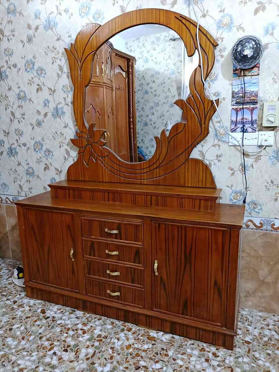 سلام عليكم عرفه اخشاب للبيع  الكنتور 6بيبان طابقين تسكام مو سوكيه نضيفه والخشب الثقيل الدرجه الاولى سعرها 850وبيها مجال الشراي المكان كربلاء الحسينيه جسر البراهميه الشراي يتصل 
الرقم ***********
