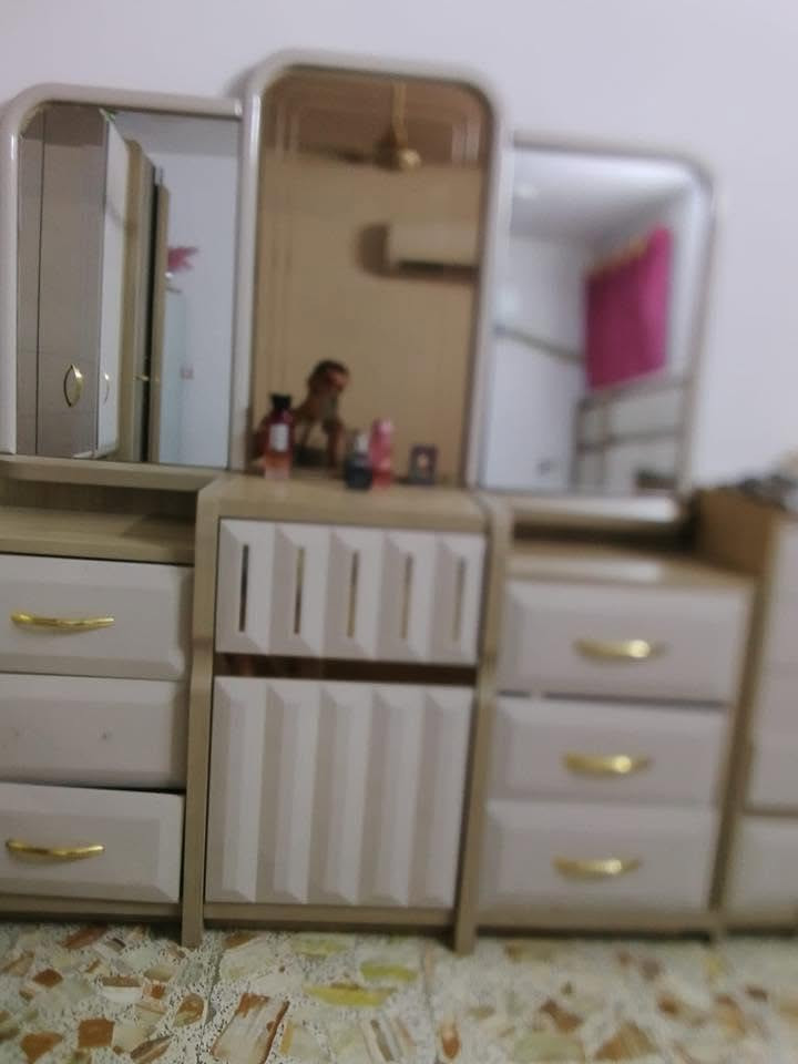 غرفه تركي مستعمل فتره قصيره 
متكونه من 6 قطع ( كنتور ، ملحق ، ومرايه عموديه ، ميز تواليت ، جربايه ) 
ثكيله 
بيه أضرار بسيطه 
سعر الشراء 3 مليون 
سعر البيع 1 مليون و150 
عنواني الحريه دباش 
واتساب فقط ***********
