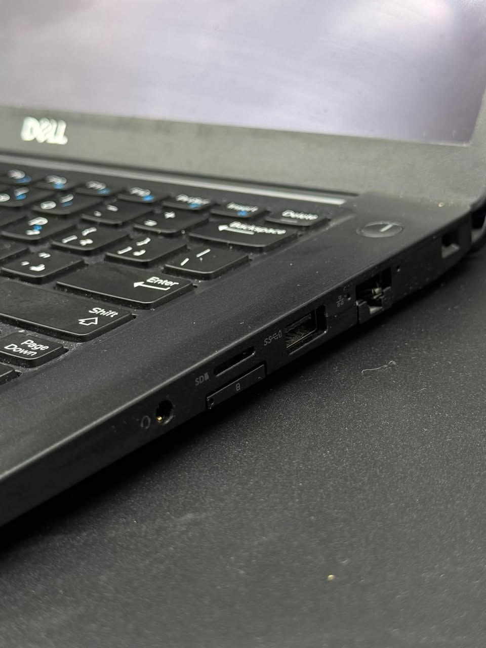 ✨ Dell Latitude 7490 (Touch Screen) - فخامة الأداء وشاشة اللمس! ✨
لأصحاب الذوق الرفيع والعمل المكتبي والدراسي المتنقل، لابتوب Dell Latitude 7490 من الفئة 7000 الفاخرة (استيراد أمريكي حصراً):  
🔹 المواصفات الفنية:
• المعالج: Intel Core i7-8650U (الجيل الثامن)
• الشاشة: لمس بالكامل (Touch Screen) بدقة عالية ودعم متعدد النقاط
• الذاكرة العشوائية (RAM): 16GB DDR4 لسلاسة تامة في التصفح والعمل
• التخزين: 256GB NVMe SSD سرعة فائقة في التشغيل نقل البيانات
• كارت الشاشة: Intel UHD Graphics 620
• التصميم: هيكل ألومنيوم نحيف، خفيف الوزن، ومتين جداً للعمل الشاق والتنقل  
📍 الحالة: نظيف جداً بحالة الممتاز (استيراد خاص).
📞 للحجز والاستفسار التواصل واتساب أو اتصال: ***********

نص مكتوب في الصور:
- System > About Storage 238 GB 43 GB of 238 GB used Installed RAM 16.0 GB Speed: 2133 MT/s WIN-B8MN0QFBA1U Latitude 7490 Device specifications Graphics Card 128 MB Intel(R) UHD Graphics 620 Processor Intel(R) Core(TM) i7-8650U CPU @ 1.90GHz 2.11 GHz Rename this PC Copy Search