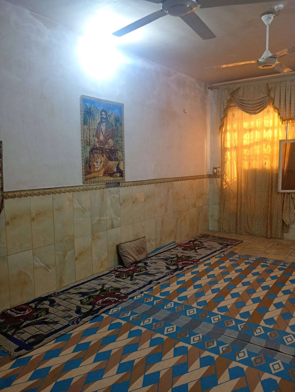 السلام عليكم
بيت مع مشتمل للبيع المساحة الكلية 260 متر
العنوان سبع قصور فرع 10 متر مجاري تبليط فرع محطة الغاز القديمة مقابل عيادة سيد طالب 
ارتفاع البناء على الشارع متر
ارتفاع 3.25م
بياض وسيراميك
السطح شتايكر
البناء رباطات داير ورفت
البيت يحتوي علئ استقبال 4x7
صالة 7x5
 مطبخ 4x4
وغرفتين 4x5 +4x4
وحمام ومنور وترك درج مرمر 
المشتمل 
استقبال وصالة وغرفة وحمام وترك ومنور 
للاستفسار 
***********
