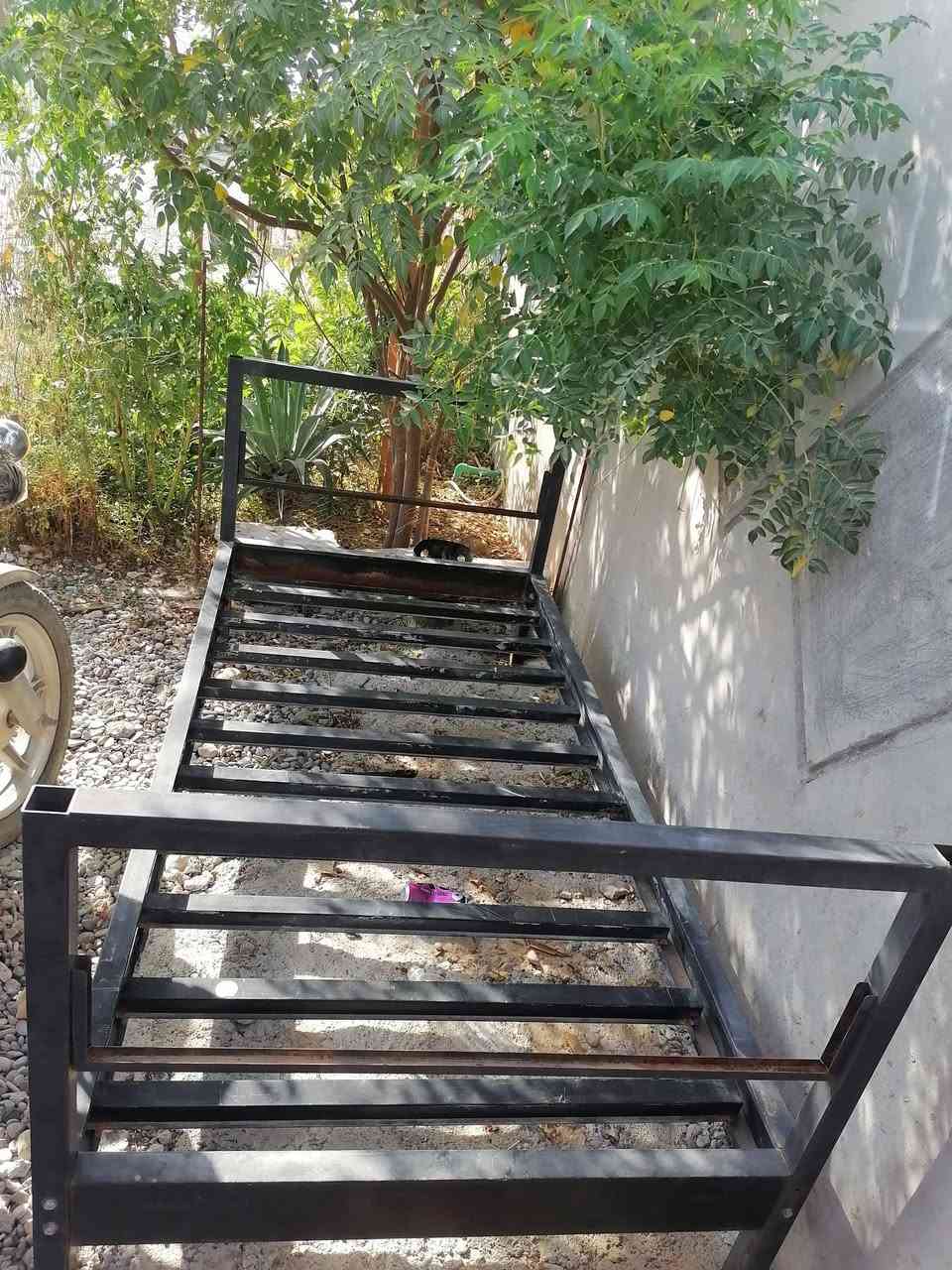 ئەم قەرەوێڵە بۆفرۆشتن شتێکی جوانە قایمە  سعری 40 هەزار 
هەنێ تەلەفزوێنم هەیە سوتیاوە ئەیان فڕۆشم  

مشتەری جەرەس کەن   *********** کەلار کۆن
