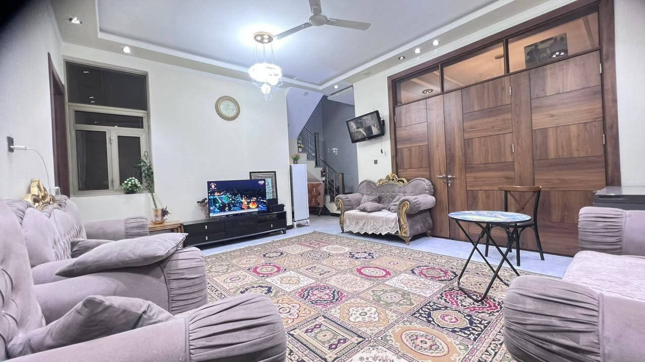🏡✨ دار 140م² VIP للبيع | الكريعات ✨🏡

📍 موقع راقي هادئ قريب من الخدمات 👑
🗓️ بناء 2025 | مرمر درجة أولى 💎

📐 *مواصفات الأرض:*
📏 140م² | واجهة 8م 📐 × نزال 17م 
🛣️ شارع 10م | تبليط نظامي

🏠 *تفاصيل الـVIP:*
🛋️ استقبال فخم فاصل + هول كبير 
🛏️ 5 غرف نوم
🚿 3 صحيات مرمر معلق ✨
🍳 مطبخ مودرن بلت ان كامل 
💡 ديكور جبس + نجف كرستال + LED مخفي
🚪 ابواب تركي + شبابيك PVC عازل 
❄️ تاسيس سبالت + مروحة سقف

💰 السعر: 425 مليون دينار 
🤝 قابل للتفاوض للجادين فقط 
🚫 معتذرين من الوسطاء

📞 *للتواصل والمعاينة:*
🏢 شركة أصل الجوهرة للعقار والمقاولات
👤 بإدارة: أوس وياسر البحراني 
📱 ***********

🔔 تابع الصفحة حتى توصلك العروض أول بأول 🔔
