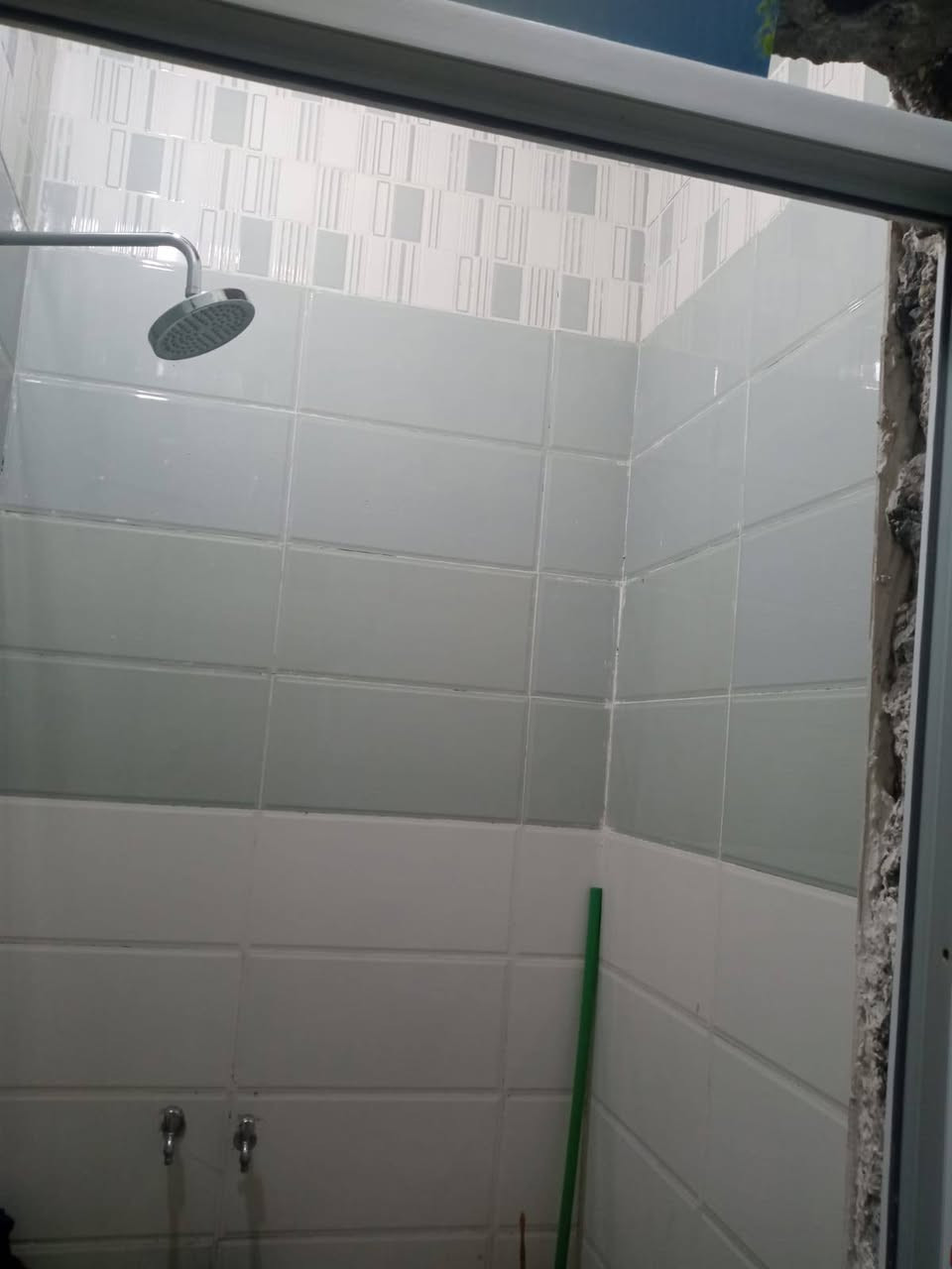 يعندي بيت للبيع سند 25مساحته 225 يتکون من غرفتين وصاله ومطبخ وصحيات داخليه و خارجيه وحديقه وكلدور وطارمه جبيره تنفع كراج والسعر 80 وبي مجال بسيط المکان کريطعه الثانيه قريب مولده جمال بل فرع احنا مال بيت الوزير  التواصل على هذا الرقم ***********

