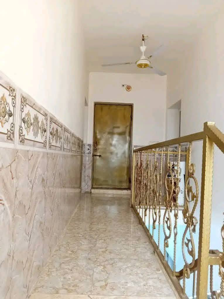 سلام عليكم بيت للبيع جنس العقار طابو بستنه اقرار محكمه سند 25 مساحه 200 متر البيت يقع عله فرعين/فرع 5/وفرع4/بناء  طابقين كراج سياره وحديقه 3غرف نوم+استقبال+صاله+مطبخ+ صحيات عدد 2 خارج وداخل العنوان كربلاء الحر الصغير  عبر   جسر       البزل الكبير شارع السجه ***********

