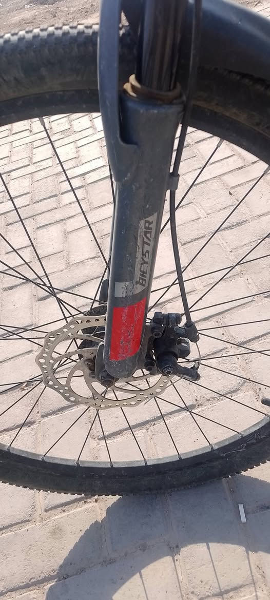 باسكل جبلي
نظافته 90/100
الباسكل جديد استخدمته لمده 45 يوم يعني بعده نظيف
الباسكل نوعيته امريكي 
الباسكل شركته BlCYSTAR
امختم من كل النواحي من الاستيرن الحد التايرات 
التايرات ما امبدله مالاته الاصليات مال شركه 
والاجوابه هم مالاته الاصليات مال شركه 
الباسكل حجم 26 
دبلاته شغاله 100/100
ابريكات شغاله 
مكينه عكرب كير 7x3
جاملاغات اصليه مال شركه 
باسكل نظيف جدا جدا 
السعر 135 وبي مجال بسيط حك الجيه 
*********** واتساب فقط أو ماسنجر
