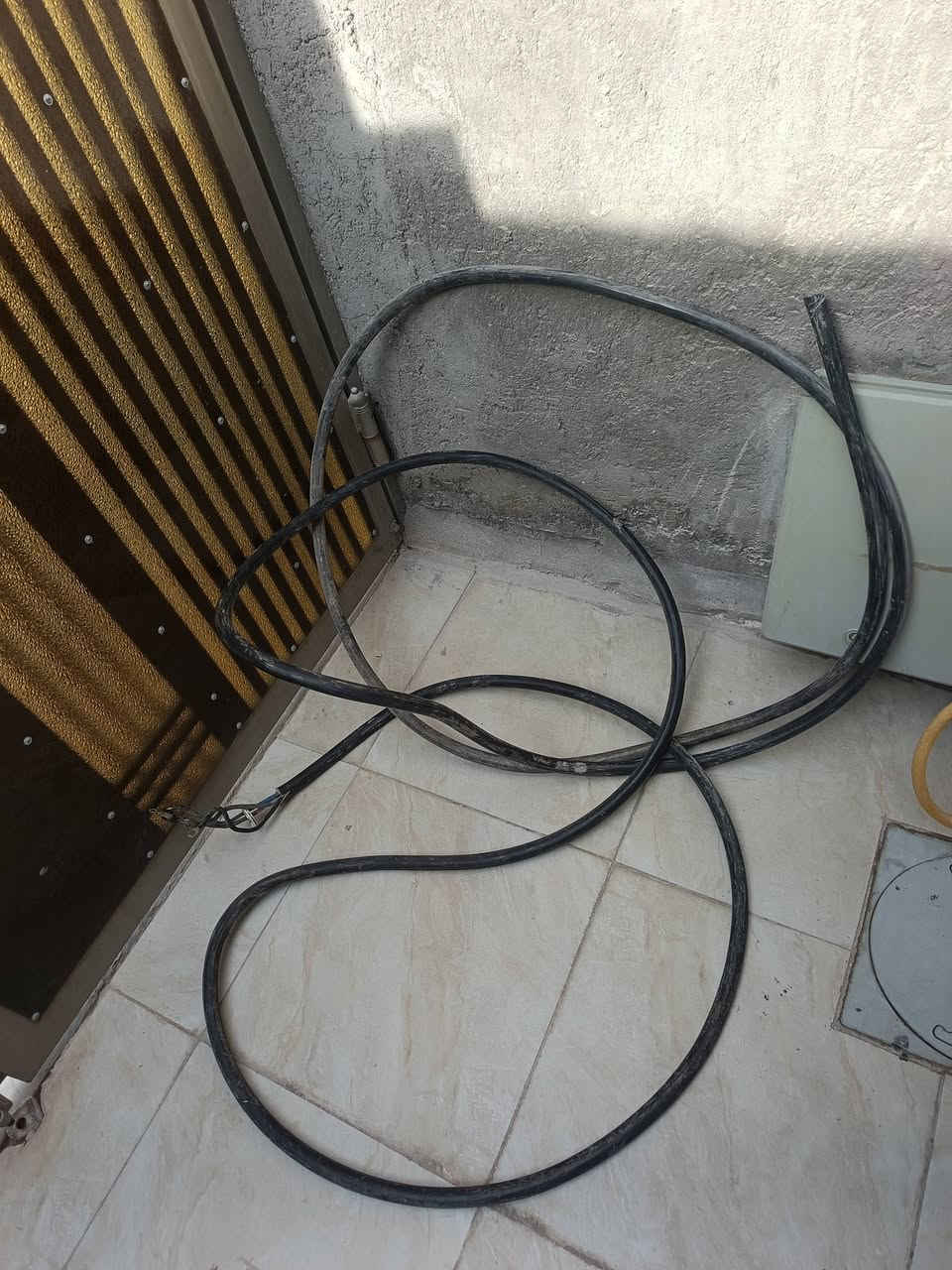 كيبل نحاس أربع خطوط بي تقريبا 10 امتار اللاستفسار يراسلني خاص
