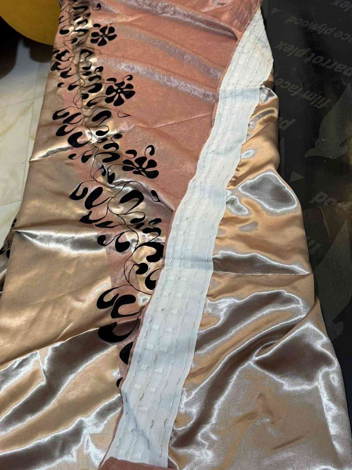 بردة نيلي خمس امتار إرتفاع 3 وربع جديدة
سعر 40 إلف 

دواشك 2 المميز الواحد على 20 إلف 

بردات 6 قطع جديد كل قطعة مترين ونص
 سعرهن كلهن 40 إلف 

مفرش تخم 10 مقاعد كله ب25 إلف

چرباية خشب جديدة ما بيها إي تصليح سعرها ٤٠ إلف بس

الخاص مهمل الشراي يتصل على الرقم ***********

مكاني الزهراء عمارة القزويني

