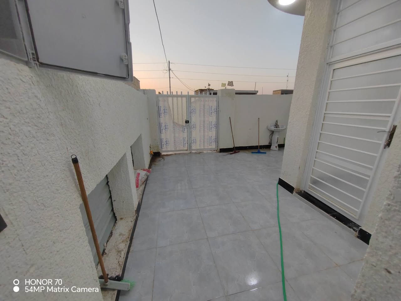 سلام عليكم بيت للبيع في حي الحكيم قرب معمل الاوكسجين مكون البيت من استقبال ومطبخ وهور وغرفتين مساحه 175 الاستفسار على المزيد👈رقم *********** او المراسله على الخاص/
