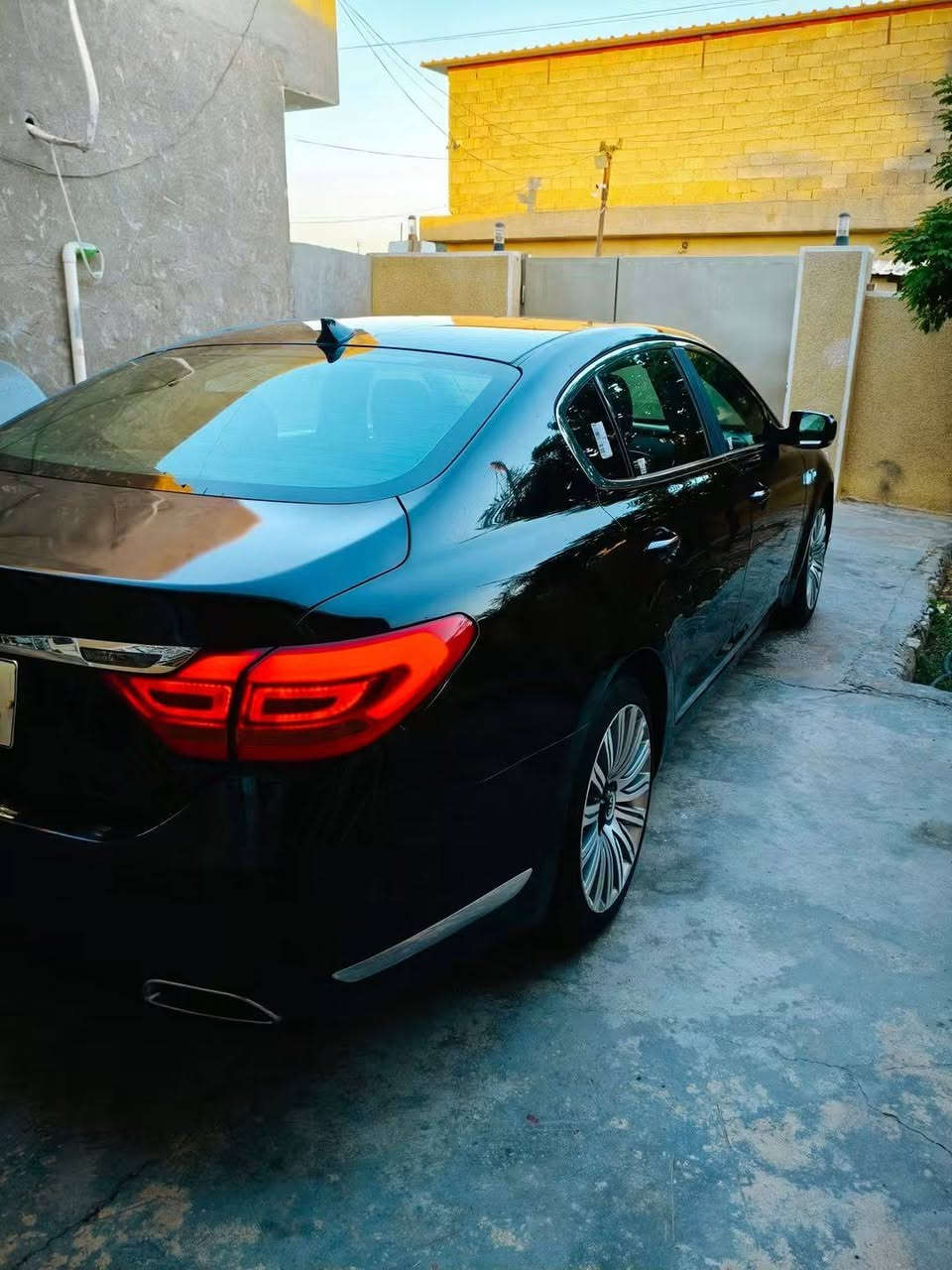 السلام عليكم كيا كوريس 2017 وارد كوري K9
فول مواصفات عدا الفتحه مواصفات فول الفول جكات ملغيه 

محرك V.6/ 3.800 كير طياره 8 نمر مكفولات عداد 155k.m

تخم تاير جديد تبريد ثلج ميكانيك جديد السيارا حلوه كلش

بيها جاملق امامي صبغ وكلير بل جاملقات الخلفيه بدون دواخل

وبدون ايرباك رقم بغداد الجديد بئسمي تحويل مباشر 

مكان لسيارا بغداد // ملاحضه# السيارا ترهم بموعد أو قصط 

مقدمه اقل شي (65 ورقه والباقي قصط او موعد استلام فوري

المشتري فقط من سكنه بغداد للستفسار ***********

