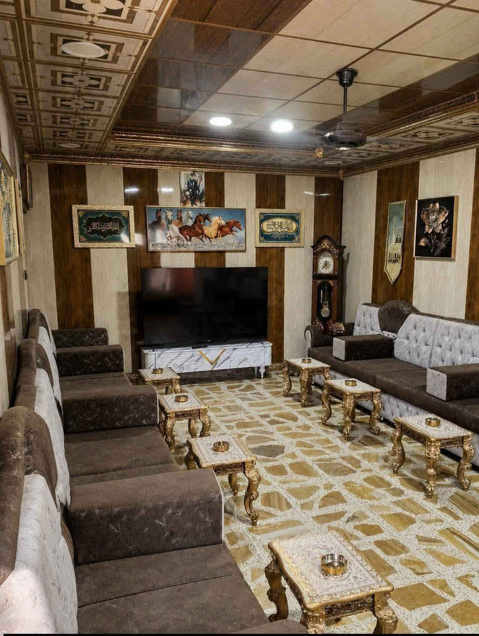 السلام عليكم
دار للبيع في حي الجبيرية الثانيه 
الدار بناء حديث يقع قرب الشارع العام مقابل الشهداء 
✅ المساحه 250 م 
✅ حديقه واسعه 
✅ كراج مع مضلة حديثه
✅ صاله كبيره 
✅غرفة خطار 4×7
✅ ثلاث غرف نوم مساحة كل غرفه 4×5 
✅ غرفتين طابق اول والغرفه الثالثه في الطابق الثاني 
✅ مطبخ كبير 4×5
✅ صحيات داخليه و خارجيه
✅ الواجهه 12,5 والنزال 20
✅ بناء جناي وليس تجاري
✅ الدار بأسمي شخصياً 
          للأستفسار الأتصال *********** او واتساب
