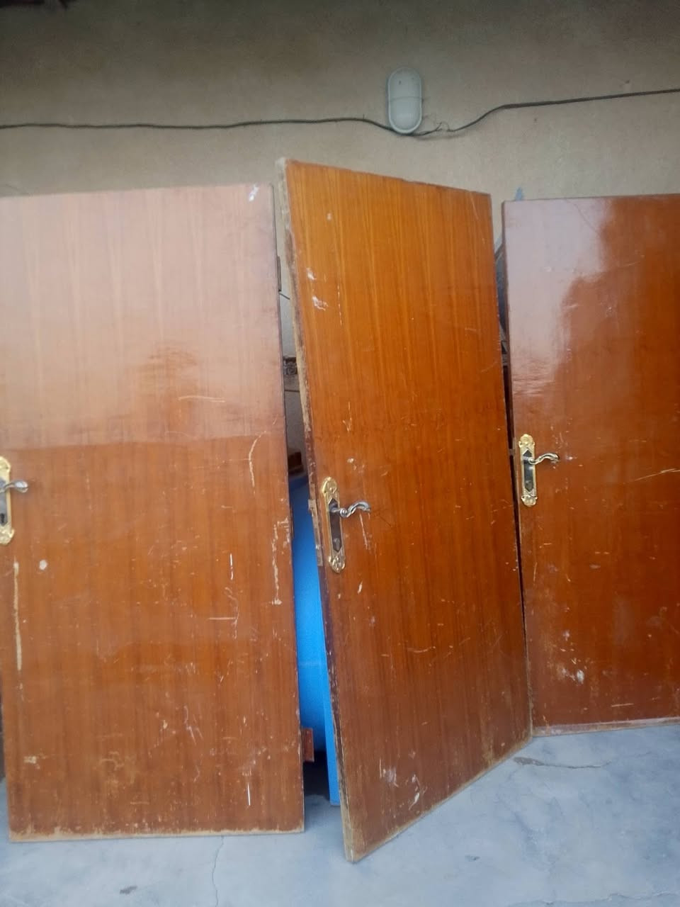 يوجد لدينا بوب خشب العدد 4 الطول متر و 97 العرض 90 وباب المنيوم الطول 2 متر العرض 74   وباب كليدور الطول مترين و 4 العرض 90 السعر خاص *********** تصال أو واتساب
