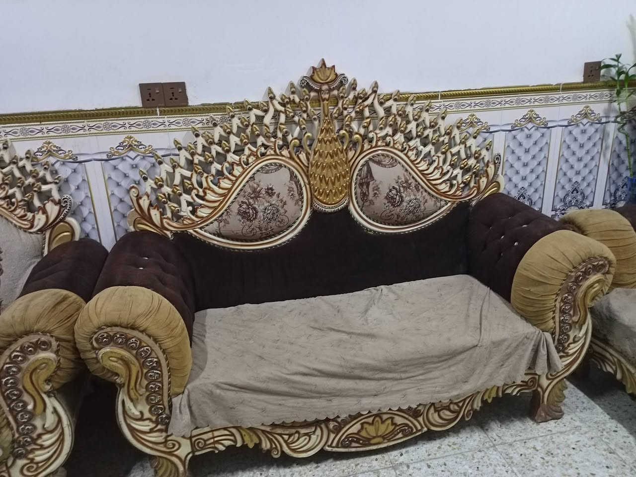 سلام عليكم عندي هاذه التخم مستعمل التخم 10 مقاعد نضافته التخم 70 بل 100  السعر 200 وبي مجال  هاذه رقمي *********** مراسله فقط واتساب
