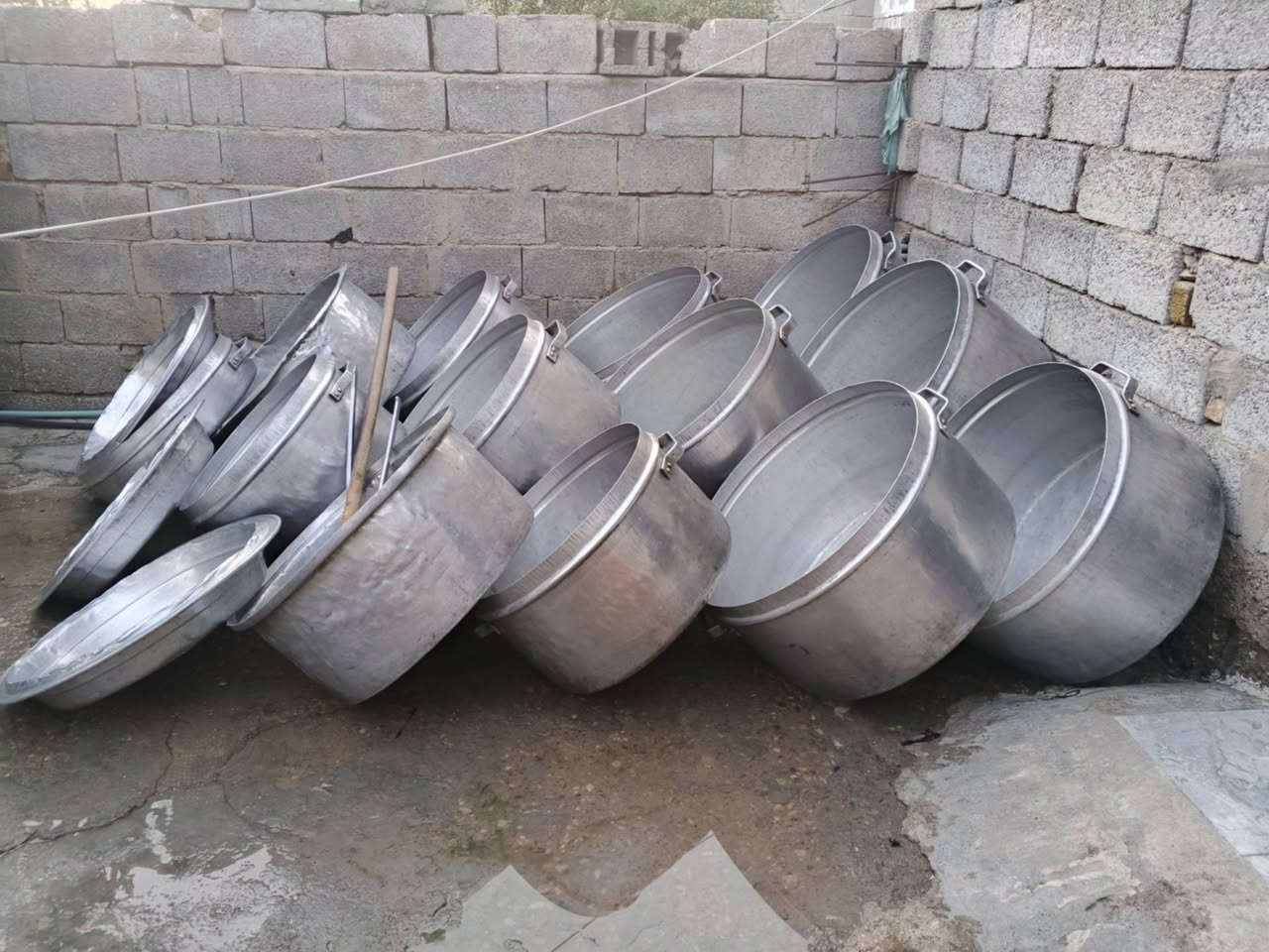 السلام عليكم  غراض مطبخ مناسبات البيع متكون العدد 12جدر ومصافي 3 وجفجير عدد 2   وطبخات6   الستفسار علا الرقم ***********
