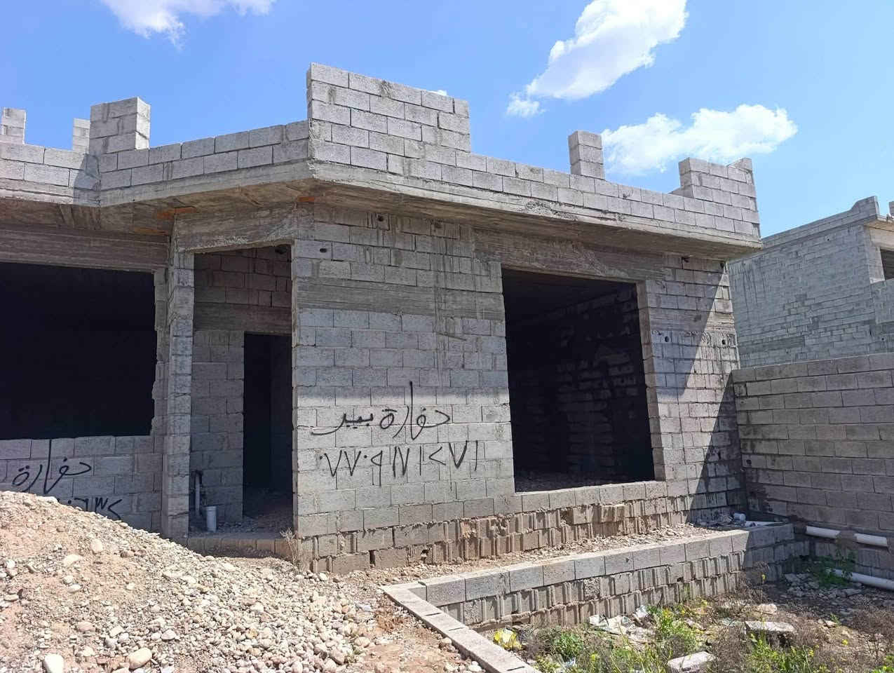 🏡 هيكل للبيع – طابقين 🏡

📍 الموقع: كركوك – ناحية ليلان – منطقة العصرية
مقابل مشروع الماء، مقابل المدرسة، وقريب من السوق.

📐 المساحة: 330 م²
🛣️ الواجهة: فرع عريض بعرض 15 متر.

🏯 الطابق الأول

✅ غرفتا نوم (5×5 م) مع حمام داخلي لكل غرفة.
✅ هول واسع مع مطبخ.
✅ غرفة استقبال كبيرة (7×6 م).
✅ كراج سيارة.
✅ حديقة.

🏛️ الطابق الثاني

✅ غرفتا نوم (5×5 م) مع حمام داخلي لكل غرفة.
✅ صحيات.
✅ هول صغير.

📞 للاستفسار والتواصل (واتساب):
***********

🏢 مكتب جمال والتطوير العقاري

📍 فروعنا

🏢 الفرع الأول: كركوك – شورجة – مقابل حفتة بازار.
🏢 الفرع الثاني: كركوك – شوراو ٢ – شارع الفراعنة – مقابل حديقة به بوله.

📢 يمكنكم إرسال عقاراتكم للإعلان عنها مجاناً على صفحة داركوك.

يرجى إرسال:
📌 العنوان الكامل للعقار.
🏡 صور واضحة للعقار.

