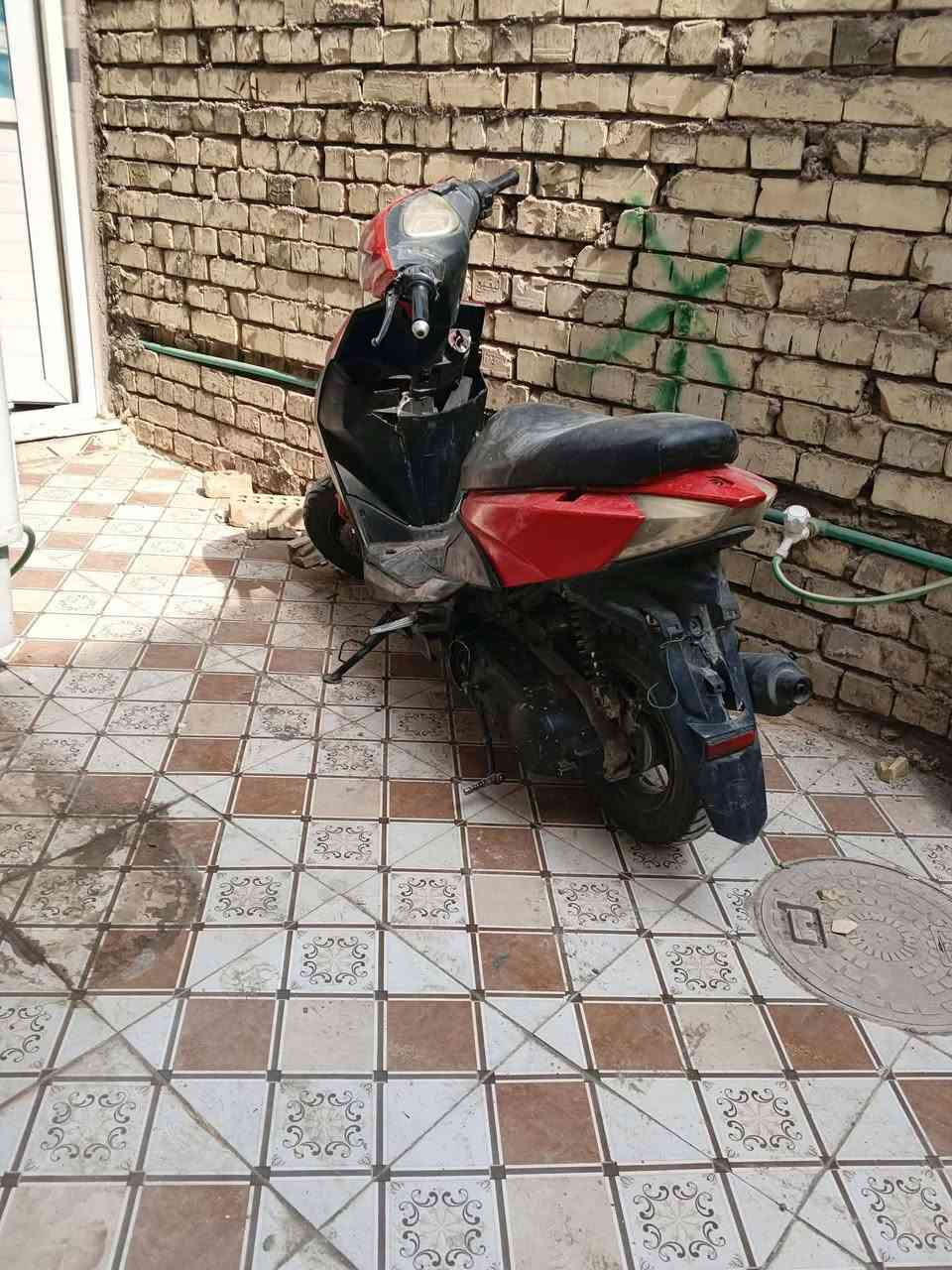السلام عليكم
دراجه FS متروكه شغاله بس عوزه عرموطه مال هندر 
كهربائيات كله شغاله لايتات هورن
 السعر 100 
مكاني حي العال 
***********
