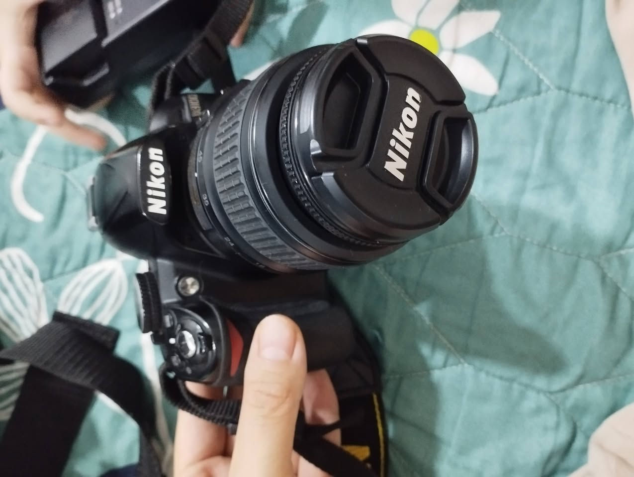 للبيع كاميرا Nikon DSLR مع عدسة 18-55mm 📸
كاميرا Nikon بحالة جيدة جدًا، مع: ✅ عدسة Nikon AF-S 18-55mm
✅ بطارية Nikon أصلية EN-EL14
✅ شاحن Nikon الأصلي
✅ حزام الكاميرا
✅ حقيبة الكاميرا
الكاميرا تعمل بشكل جيد، ومناسبة للتصوير الشخصي والمناسبات والتصوير للمبتدئين.
💰 السعر: 350,000 دينار عراقي
قابل للتفاوض للجادين فقط.
لتواصل ***********
