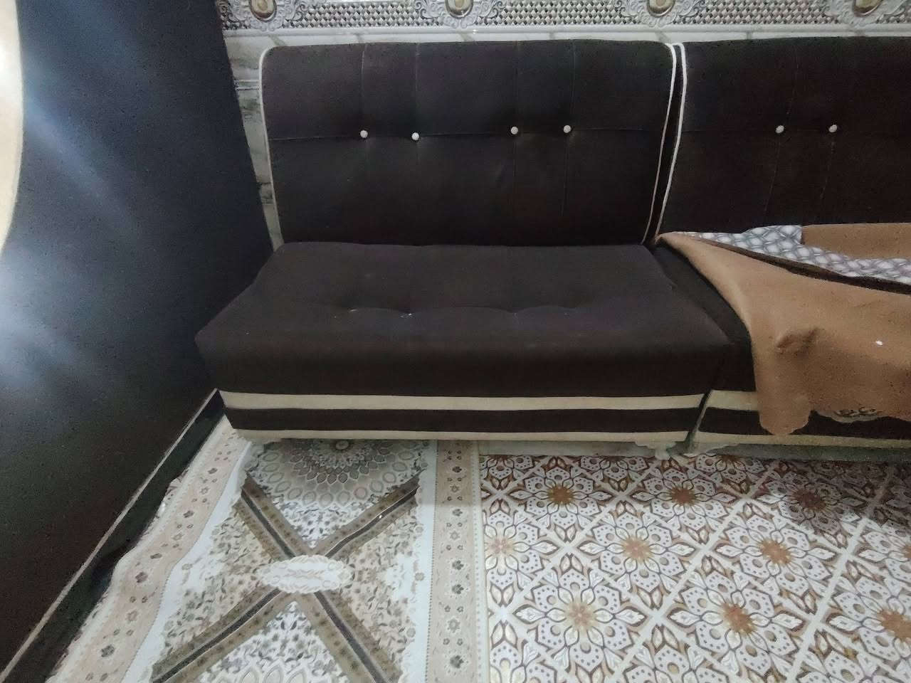 سلام عليكم قنفات ديوان كامل 11 قطعه نضيف وجديد بي بس قنفه وحده طاكه بيها خشبه تتصلح ومايرادلها شي. سعر 350 
*********** واتساب
