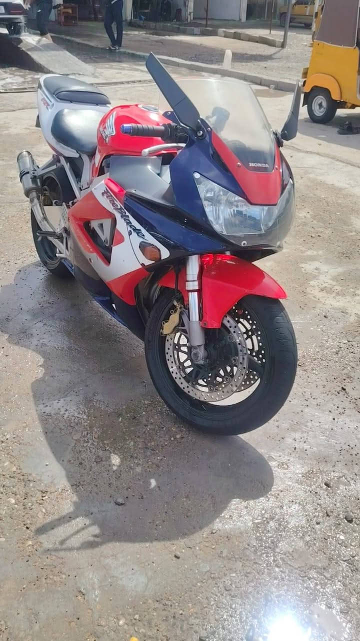 سيبيRR دفل 929
دراجه حلوه وجهزه اب وقت نكره 

عنوان بغداد راشديه 

مابيه اي نقص  كشي شغال 

مكينه خرسه 

ل موشراي  لا يدخل خاص  ويتعبني 

***********

سعره خاص
