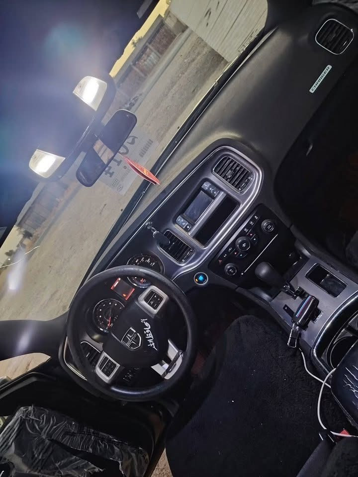 السلام عليكم  للبيع ادوات كص جارجر 2014 متومه دولي جديده وجاهزه كير ومحرك شرط 6سلندر 3600 تبريد انجماد  تدفئه شرط سياره جاهزه كهربائيات شرط بصمات شوته رياضي صوت طرب بل كبس فقط  مابيها كلوب طافي كلها شغاله مكاني العلم السعر 52 وبيها مجال للاستفسار الاتصال ***********
