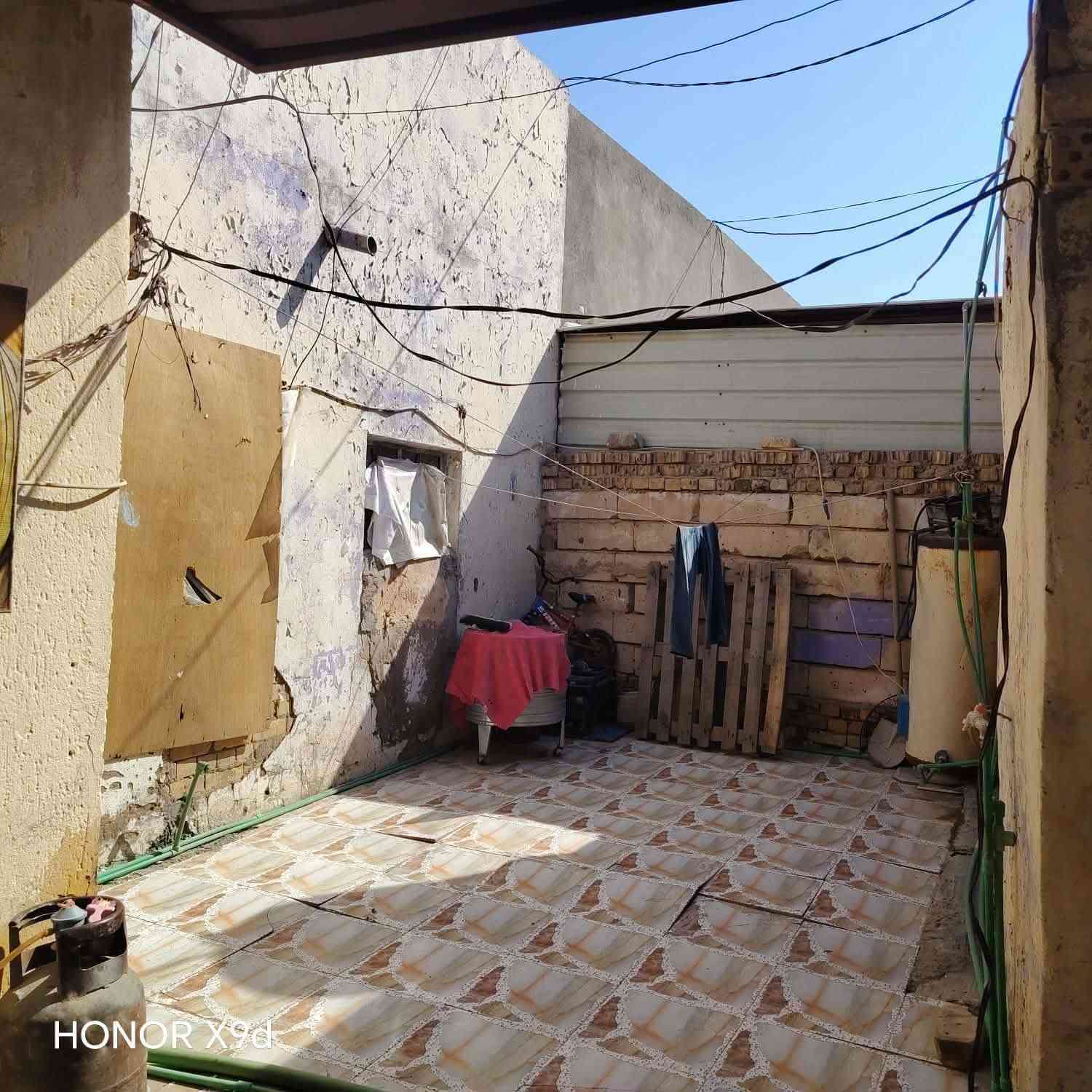 بيت للبيع 📍
دور سيد محمد التقية الثالثة 
بيت دور نواب الضباط 

كافة الخدمات 
ماء _مجار_ كهرباء_ تبليط  

التواصل ***********

والسعر مناسب

نص مكتوب في الصور:
- HONOR X9d