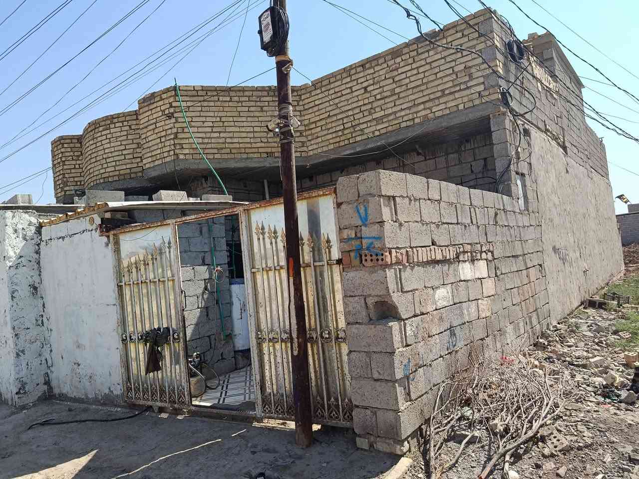 اعيد نشر سبب الوعود الكاذبة بيت للبيع مساحه 200 بية غرف ثنين وصاله واستغبال ومطبخ المكان الدوانم وراء اسواق الحسين بخط ثالث السعر  28 بيه مجال الشراي يتصل ويدلل.   ***********.   @إشارة
