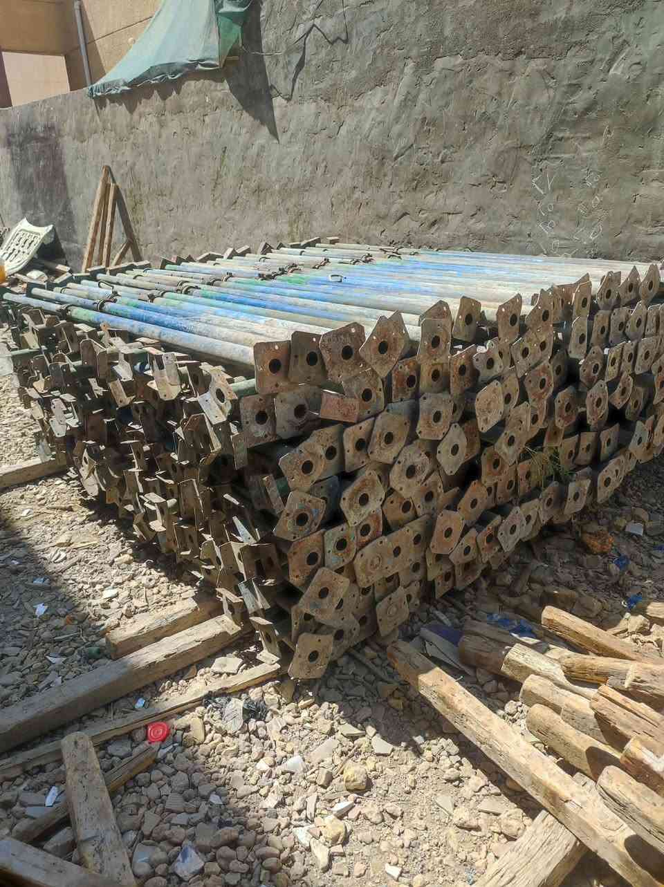 السلام علیکم 
جكات للبيع حاظن سن خشن الوزن الثقيل الاصلي العدد ٣٧٥ رقم الهاتف ***********
