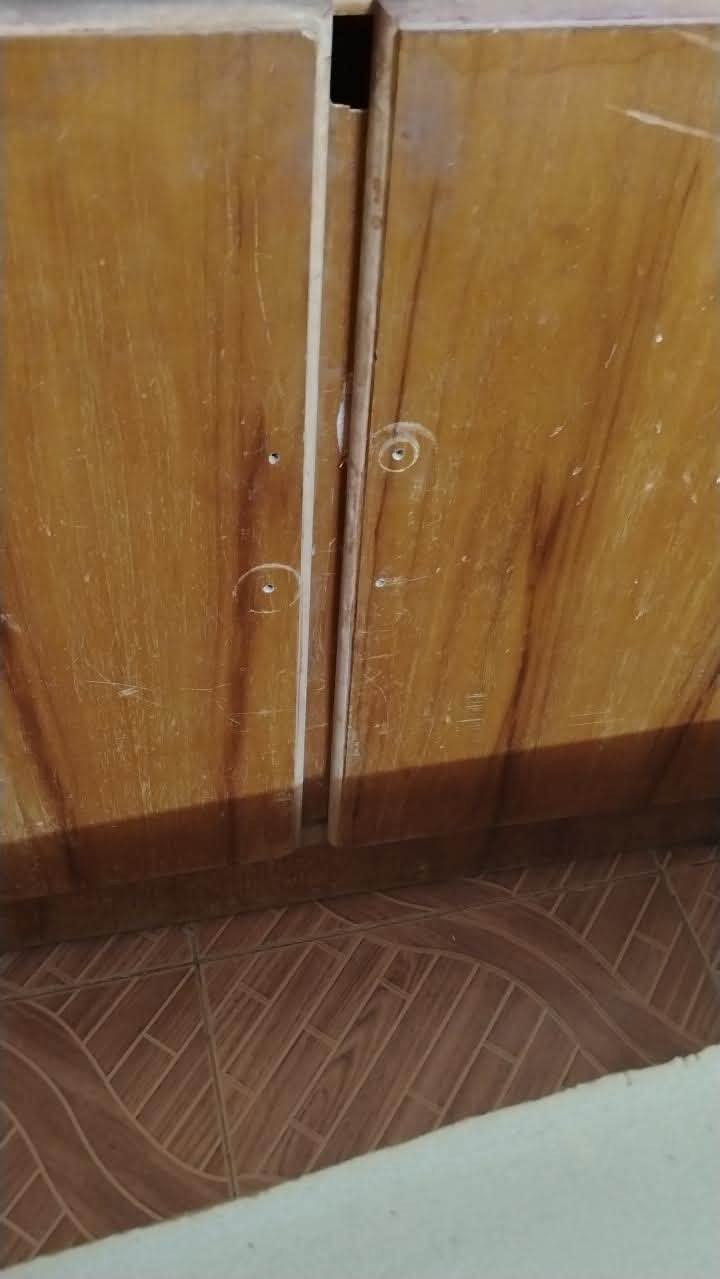 سلام عليكم ورحمة الله وبركاته عندي هذن لبيع قنصور زاويه ماريه مكاتب ثنيين وياهن دوشك مال تخت لبيع دفع سعر عجبني ابيعك ***********رقمي متوازي عل بعتهن
