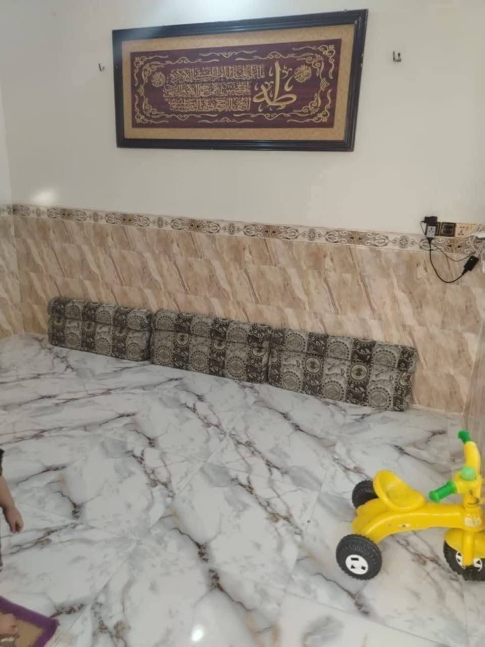 يرهم اقساط....
بيت للبيع بموقع مميز ويدبسعر مناسب
يقع الدار،ثاني بيت عن التبليط 
العنوان كربلاء -الحر-سواده مدرسه حسام   عن الامام الحسين6كم
التفاصيل
المساحه 100متر طابق واحد ودرج خارجي الى السطح
يتكون من غرفتين ومطبخ وصاله واستقبال وطارمه وصحيات
سند25 باسمي بي اقرار محكمه
البيت نظيف جدا جاهز لسكن
خدماته كلهن كاملات من مي ومجاري وكهربلا وتبليط

السعر 42 قابل للتفاوض
يرهم قسط فقط اذا مقدمه35
والباقي قسط ويصير،سعره بالاقساط45
ارجو التواصل واتساب سيتم تحويلك هنالك لراعي الملك مباشر
***********
