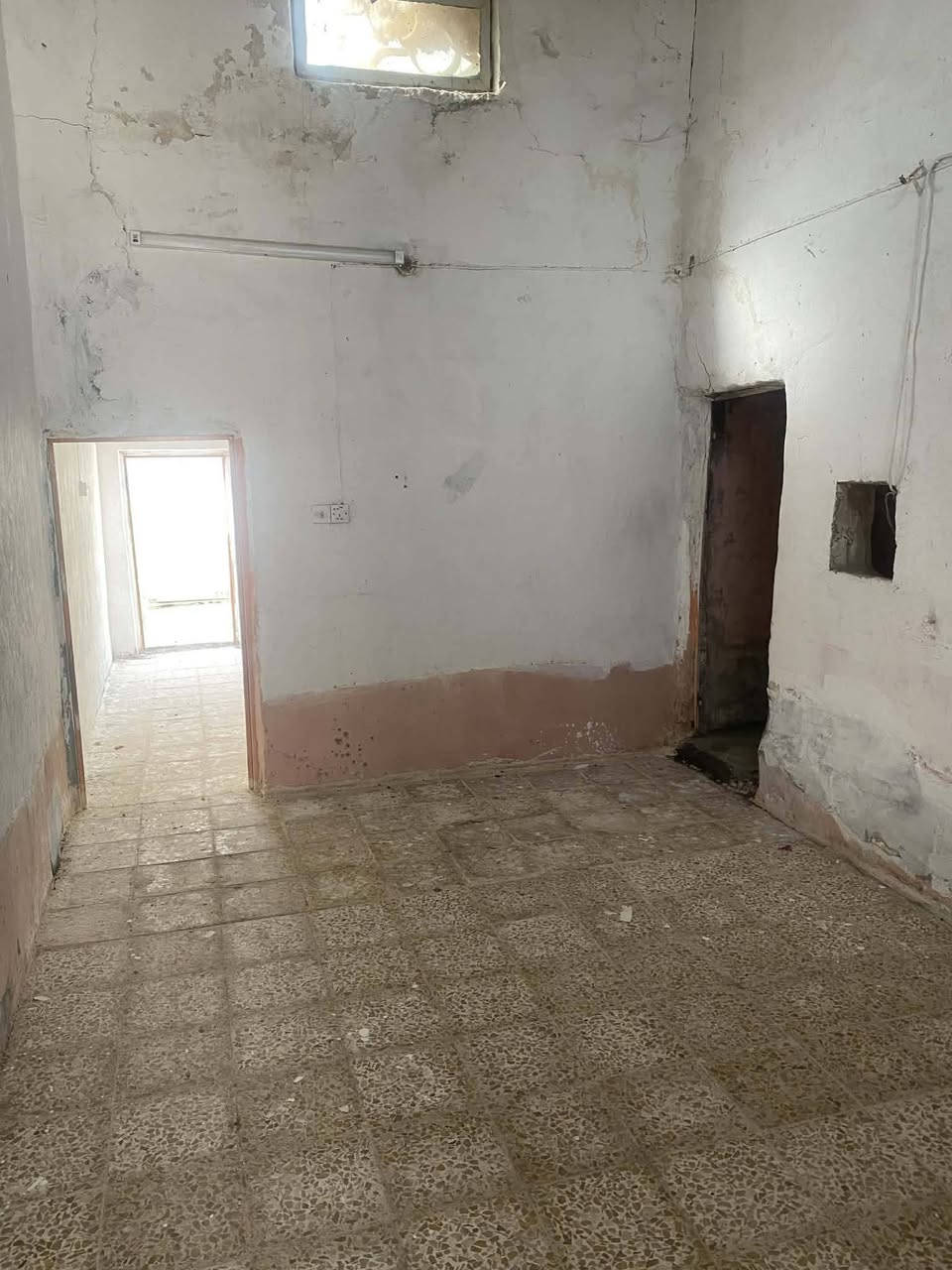 دار للبيع مساحة ٧٠ متر يحتوي على غرفه وصاله ومطبخ وصحيات داخليه وخارجيه وباب خلفيه وباب أماميه مكانه كوفه حي الصدر الثالث شارع دور الحوزه السعر ١٤ وبي مجال ***********
