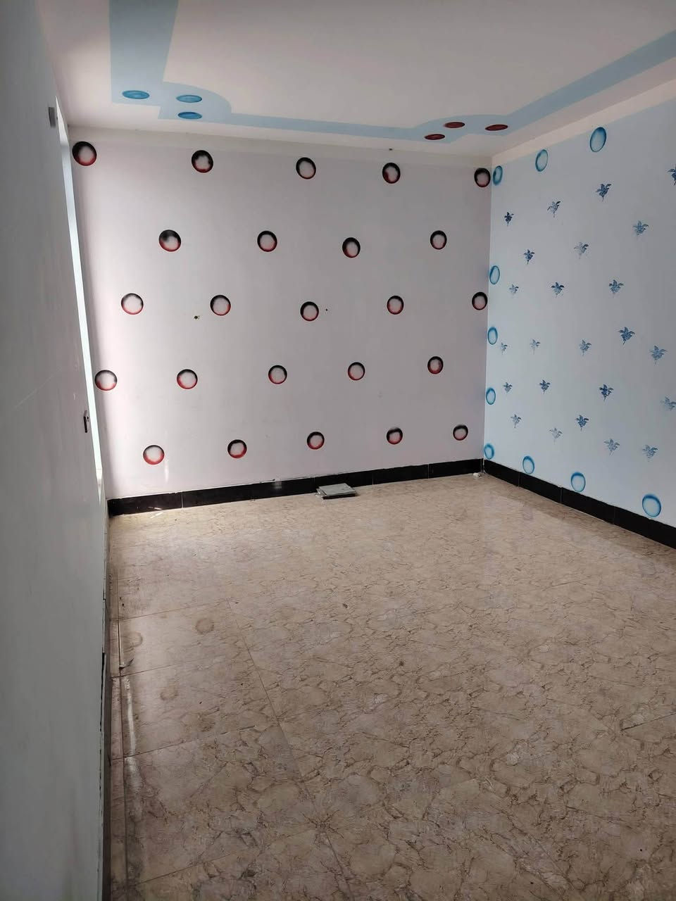 🏡 للإيجار – مشمل سكني 🏡
📍 الموقع: قرب مدرسة الاعظمية.

✨ المواصفات:

* المساحة: 130 متر².

* غرفتا نوم.

* صالة.

* استقبال.

* مطبخ.

💰 بدل الإيجار: 300 ألف دينار شهريًا.

موظف حصراً

📞 للاستفسار والتواصل:

***********
