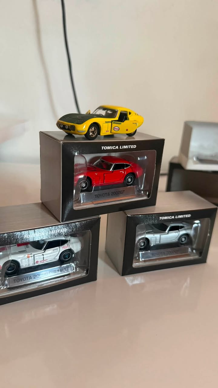 السلام عليكم اخواني🌹
لمحبي النوادر للبيع بكج مكون من 4 سيارات بحجم 1:64 من ماركة Tomica Limited اليابنية (  Vintage ) .. 
اصدار محدود ونادر ❤️
النوع :  TOYOTA 2000 GT الرياضية  الكلاسيكية الجميلة وتتميز السيارة بتفاصيل دقيقه  واطارات مطاطية تحاكي الحقيقة وعالية الجودة 
السعر : 150 الف دينار … للتواصل *********** 
مكان بغداد العامرية
