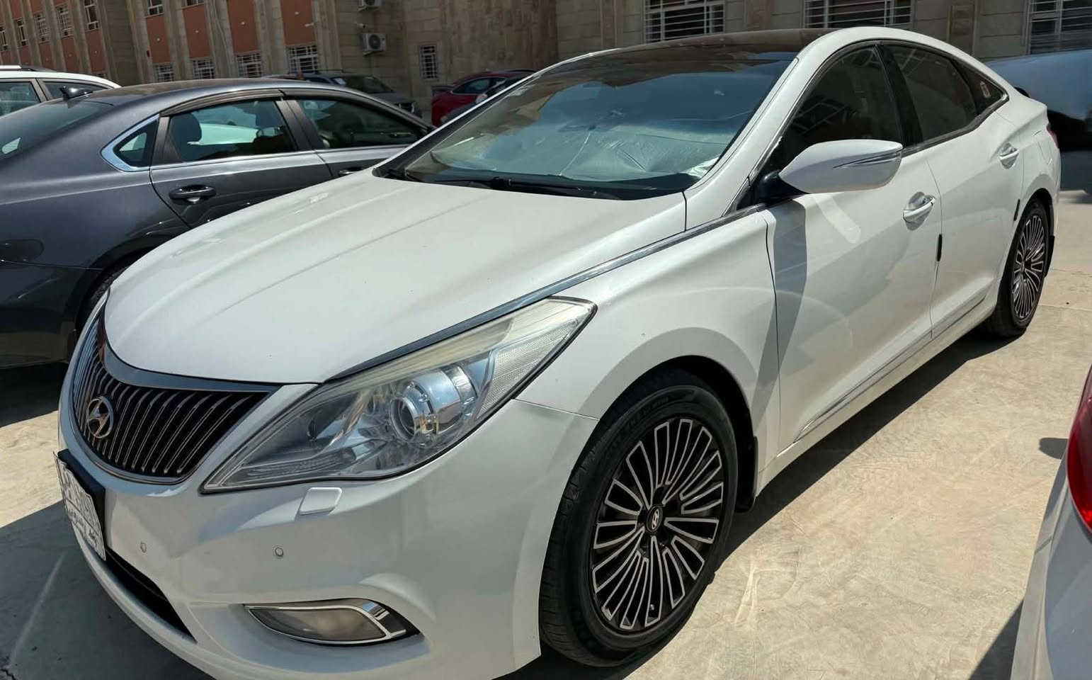 السلام عليكم
للبيع ازيرا 
AZERA
موديل 2013 فول مواصفات VIP اعلى فئة بالازيرا 
بانوراما
 تبريد ثلج 
داخل اسود 
تدليك كشنات وخزن 
هيتر كشنات وتبريد
استيرن كهربائي خزن
تحكمات استيرن
اشارة ترحيب 
مري شفط 
بصمة
شاشة حجم كبير 
زراك لايت 
وبعد هواي مواصفات 
محرك 30 گير ومحرك شرط ما مفتوح  طخم تايرات جدد كلشي جديد ضرر تبديل بابين فقط رقم بغداد الماني سنويه لـ 2028
سيارة تركبها ترتاح بيها راحة ادمان 
موقع مـوصـل 📍
للاتصال ***********
متواجد خاص
