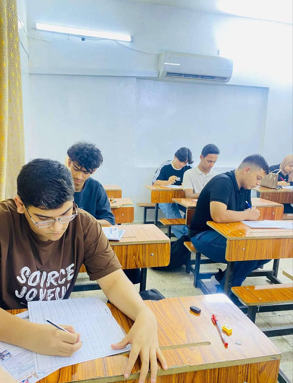 جانب من امتحانات مادة اللغة الإنكليزية
للصف السادس العلمي – دفعة ٢٠٢٧

🔥 السادس العلمي مستمرين وياكم خطوة بخطوة
الأستاذ أحمد حقي… ملك الإنكليزي 

البلديات / مقابل الإطفاء
داخل ثانوية الشهيد أحمد راضي للبنين

 ***********
***********
