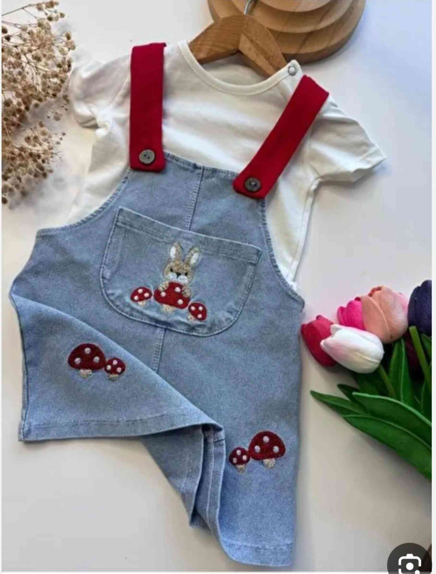 🌸 كيوت البنوتات وصل! 😍💗 ✨ فستان جينز صيفي قطعتين ✨ ستايل ناعم وكيوت، مزين بتطريزات النحل والزهور 🐝🌼 ومعه تيشيرت أبيض خفيف، مناسب للطلعات والمشاوير وأجواء الصيف ☀️💕 👗 القياسات: من 3 شهور إلى سنتين 🇹🇷 قماش تركي صيفي مريح وناعم 📍 العنوان: موصل – حي سومر – مقابل أعراس راما 📱 للطلب والحجز واتساب: *********** 💖 قطعة تخلي أميرة البيت تكمل كشختها! 👑🌸 #البسه_الكرم_للاطفال #ملابس_بنات #ملابس_اطفال #ملابس_مواليد #ملابس_صيفية 
