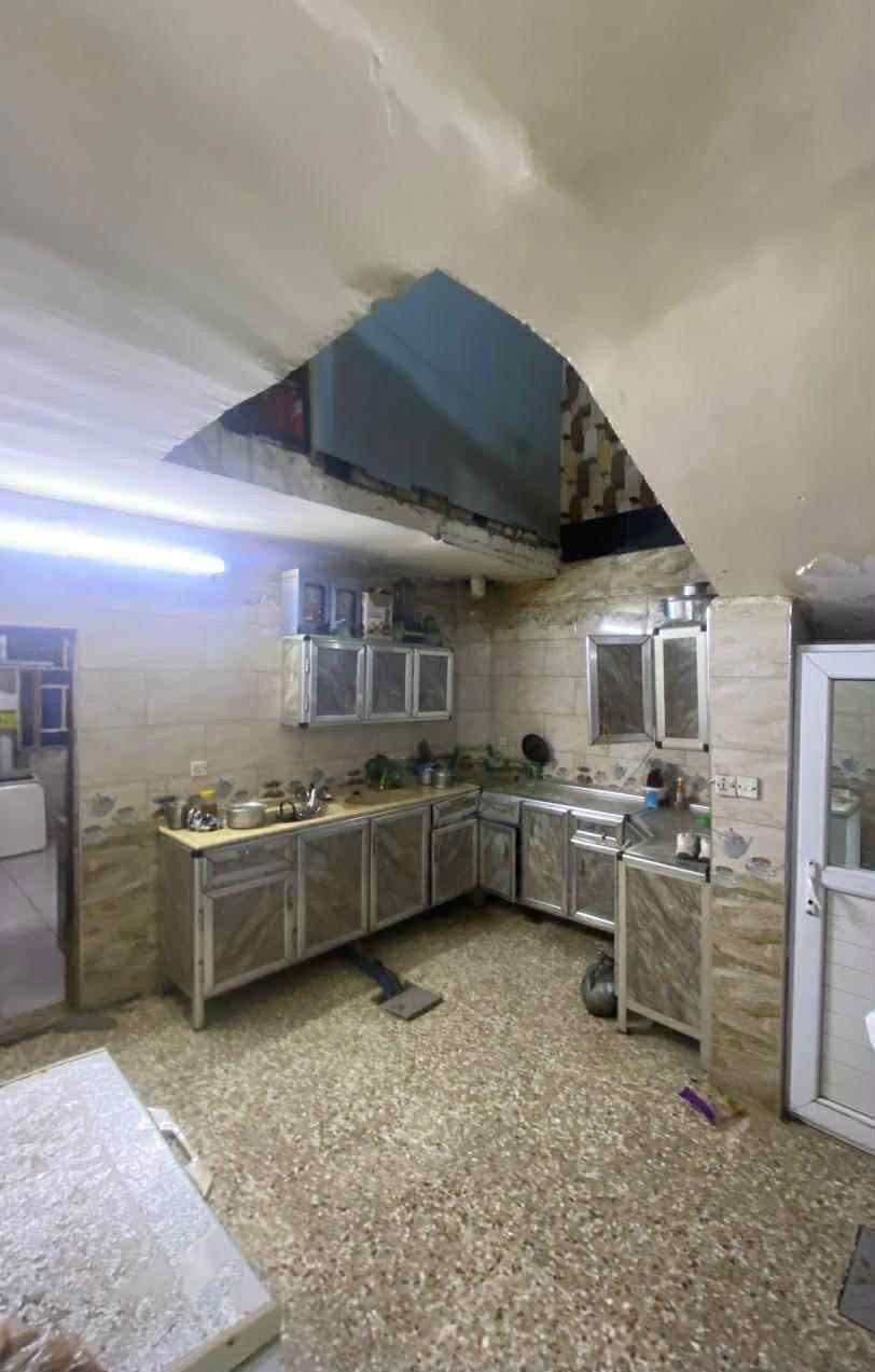 دار للبيع مساحته 90متر طابقين جاهز بي استقبال ومطبخ وترك خارجي وثلاث غرف نوم وحده جوه وثنين فوك وبيتونه وثلاث صحيات واحد فوك وثنين جوه واحد خارجي وواحد داخلي سطحين واحد ليوره واحد ليكدام 
العنوان الثعالبه ال10 الاف
لتواصل ***********
