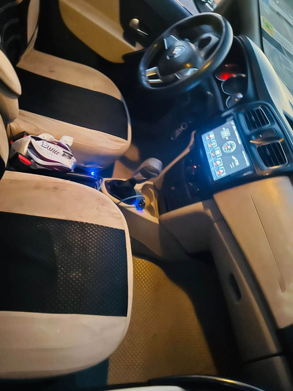 سلام عليكم
سياره رينو سمبل 2019
سياره باسمي تحويل 
تبريد وكير مكفولات 
حداده توه نافضها كهربائيات شغاله 
بدي شوف العين 
سياره مكينته بيه صوت يرادله مكينه 
سعر 43 وبيه مجال 
الاستفسار الاتصال ***********

