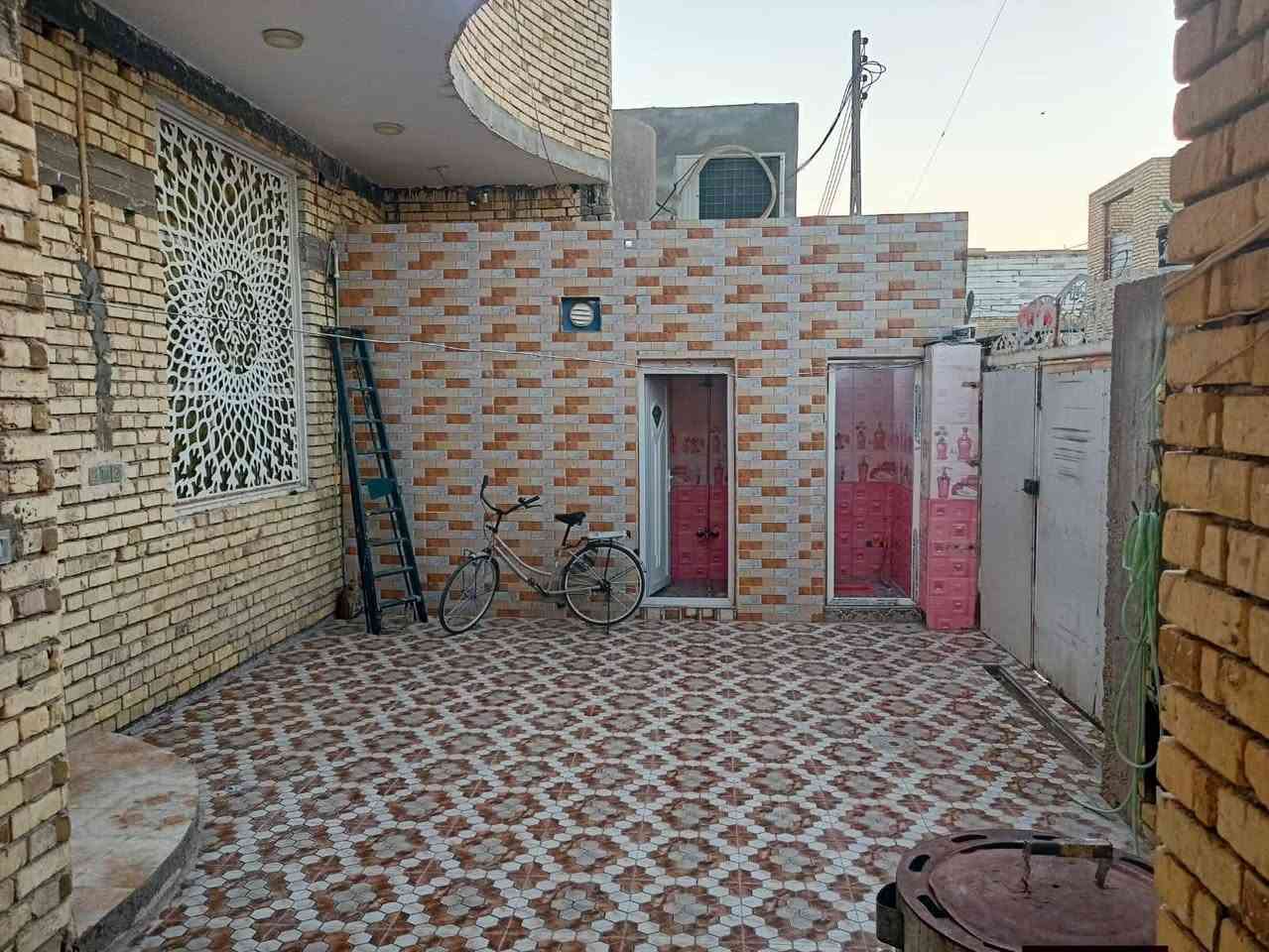 بيت مساحة 285 زاعي يتكون من استقبال 12 في 4 معزوله باب خاجي للشارع وباب من الطارمه للبيت وهول 5 في 4 وصاله 8 في 5 وثلاثه غرف نوم كلش كبار وحده نظام سويت ومطبخ حار وبارد 6 في 4 ومخزن وصحيات داخليه وخارجيه بناء 2024 كافه الخدمات موجوده شارع تبليط العنوان الاسكان الصناعي مقابيل حي الجواد قرب مجمع قيثار سنتر مقابيل عمود 50 يبعد عن شارع الزوار 70 متر سعره 110 للاستفسار الاتصال ***********
