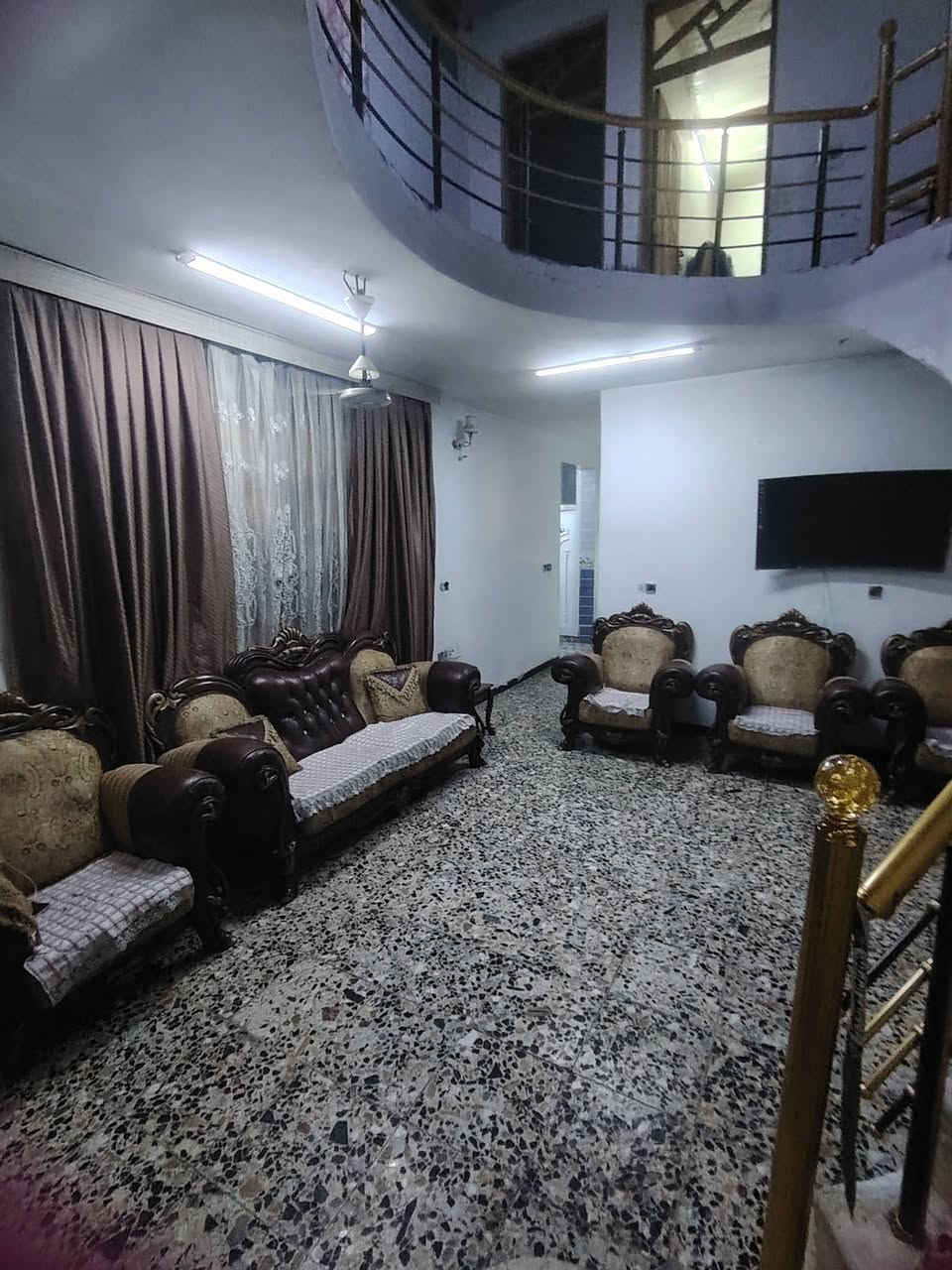 بيت للبيع وقف مساحه ٢٠٥ يحتوي على كراج وحديقه ٤ غرف نوم وصاله كبيره مطبخ حار وبارد كبير مكانه صدر القناه قرب العلاج الطبيعي ع شارع ***********
